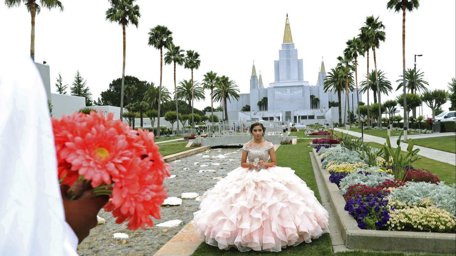 1486x835 Quinceañeras flock to Mormon temple in Oakland for stunning photo