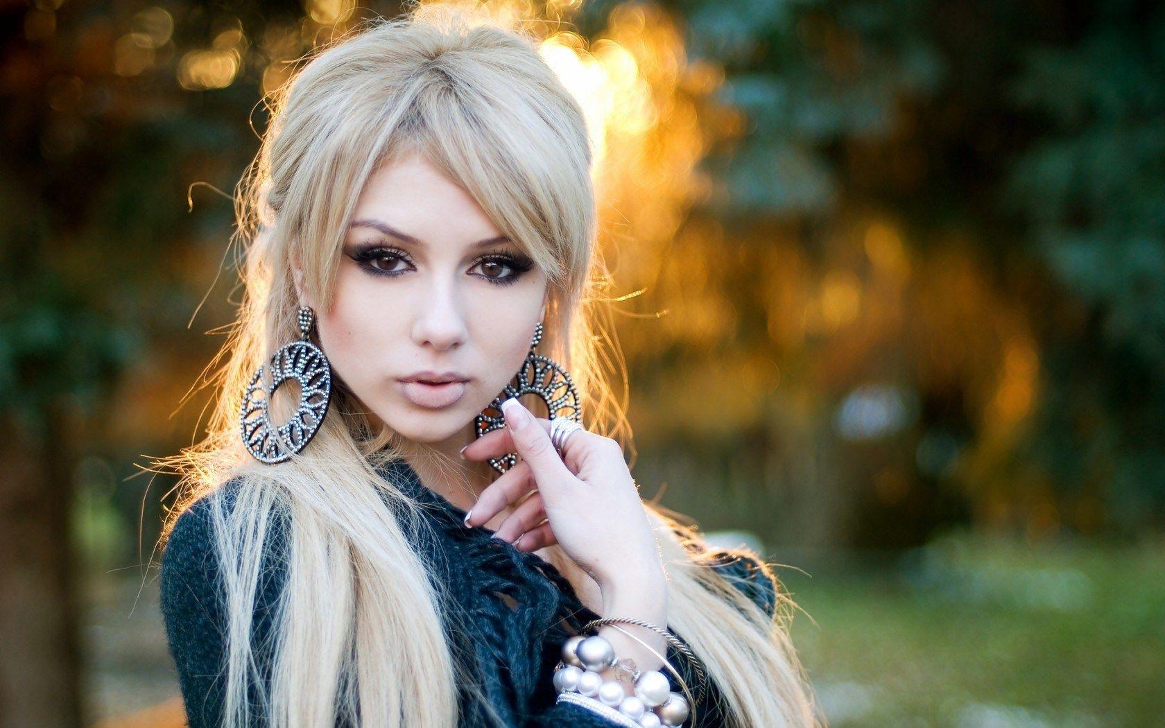 1680x1050 Glamour Blonde Girl Portrait wallpaperx1050