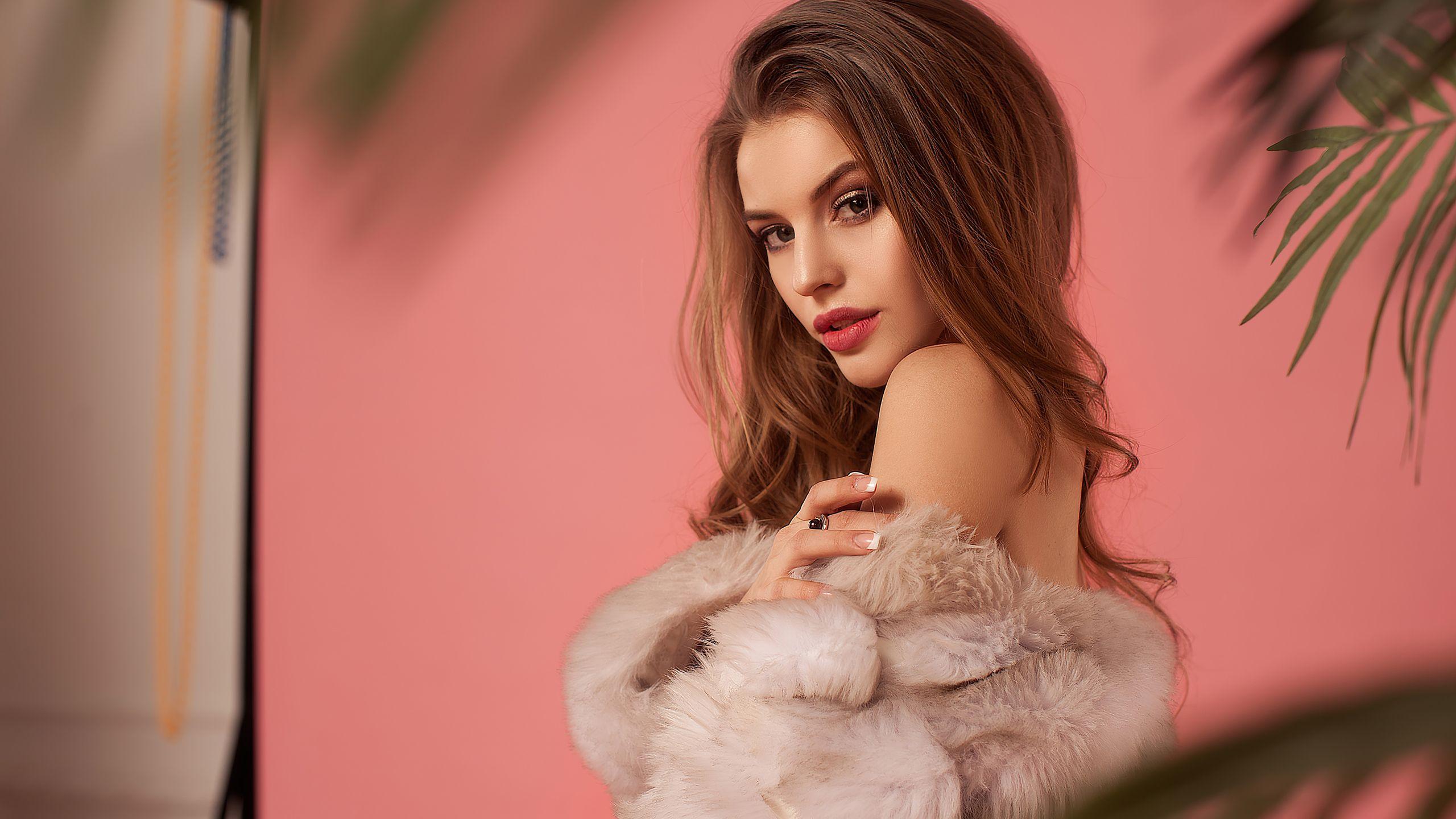 2560x1440 Girl Glamour Fur Coat 4k 1440P Resolution HD 4k