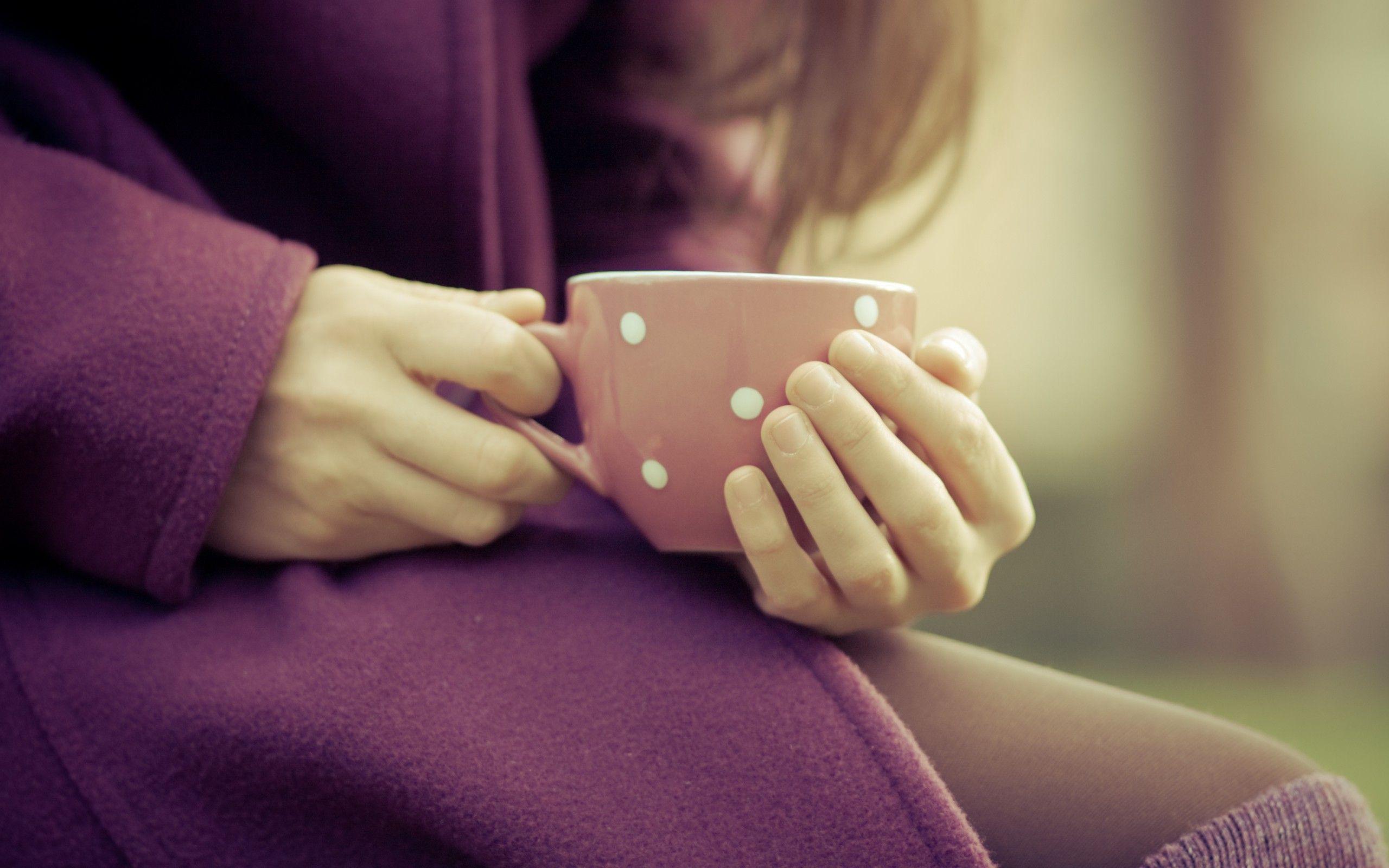 2560x1600 women, drinks, cups, purple, hands, cold, coffee wallpaper
