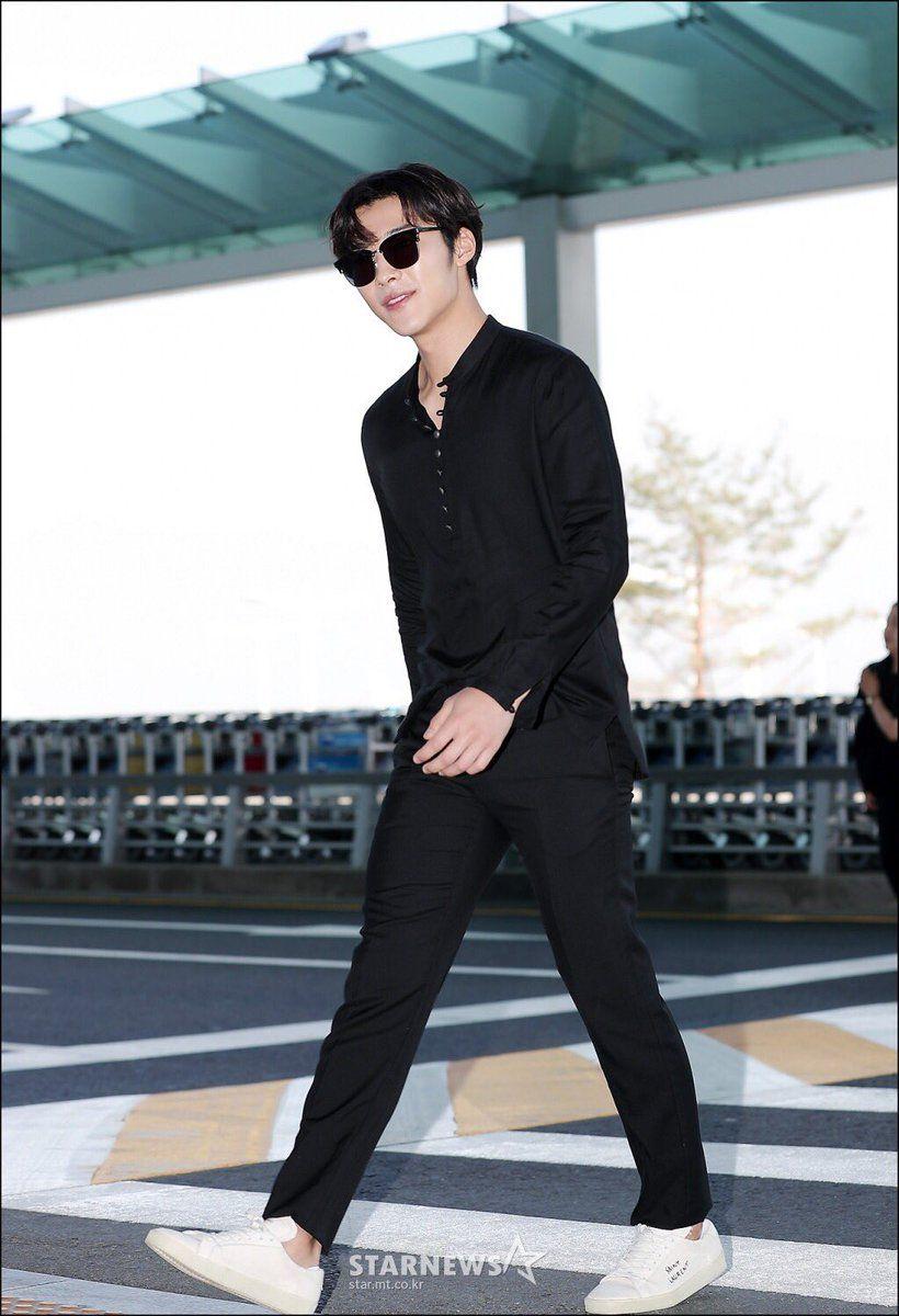 820x1200 Woo Do Hwan pics walks into incheon airport like