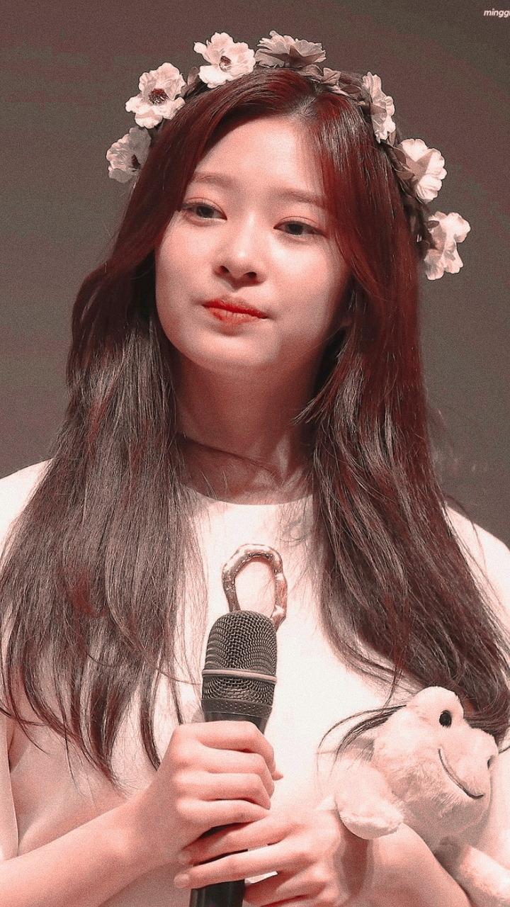 720x1280 Kim Minju Wallpaper