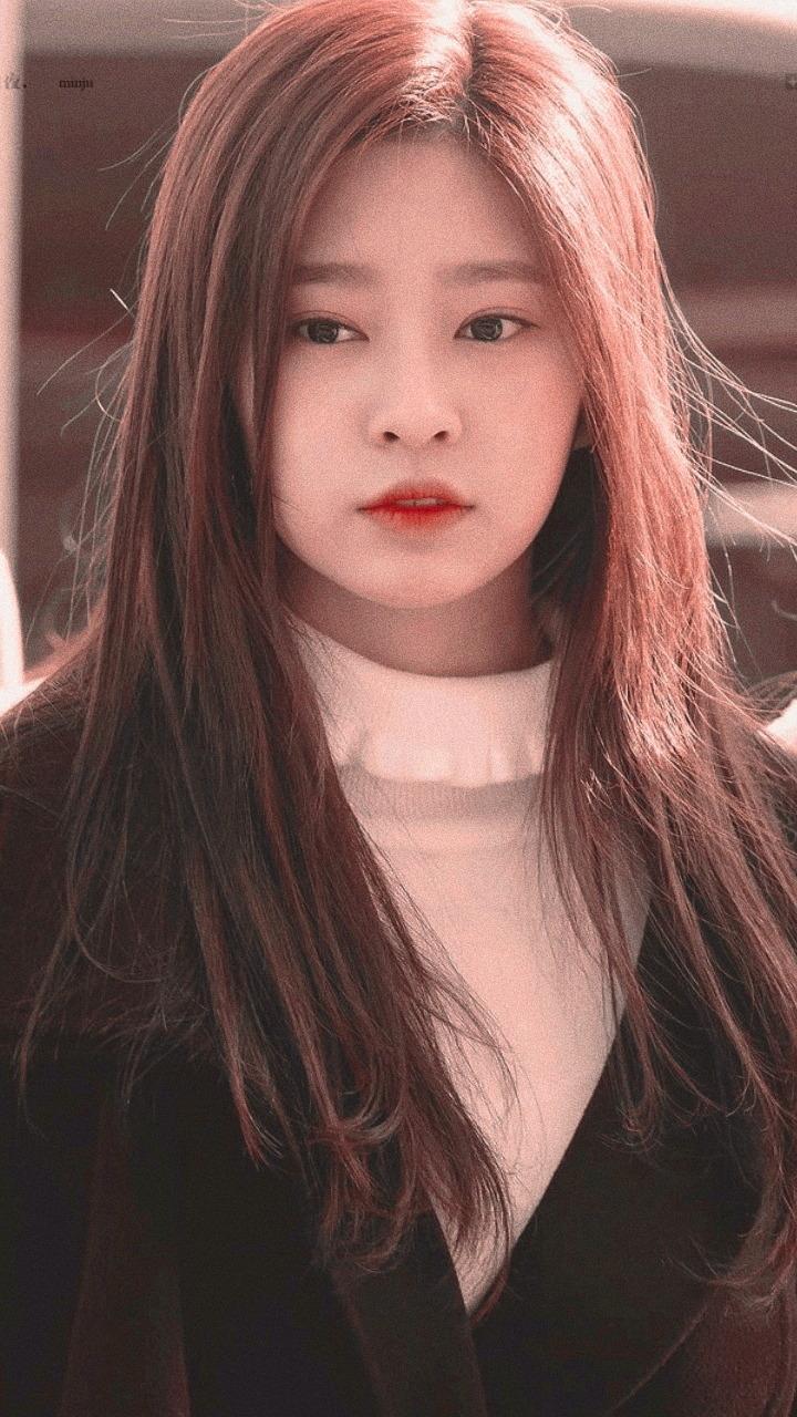 720x1280 Kim Minju Wallpaper