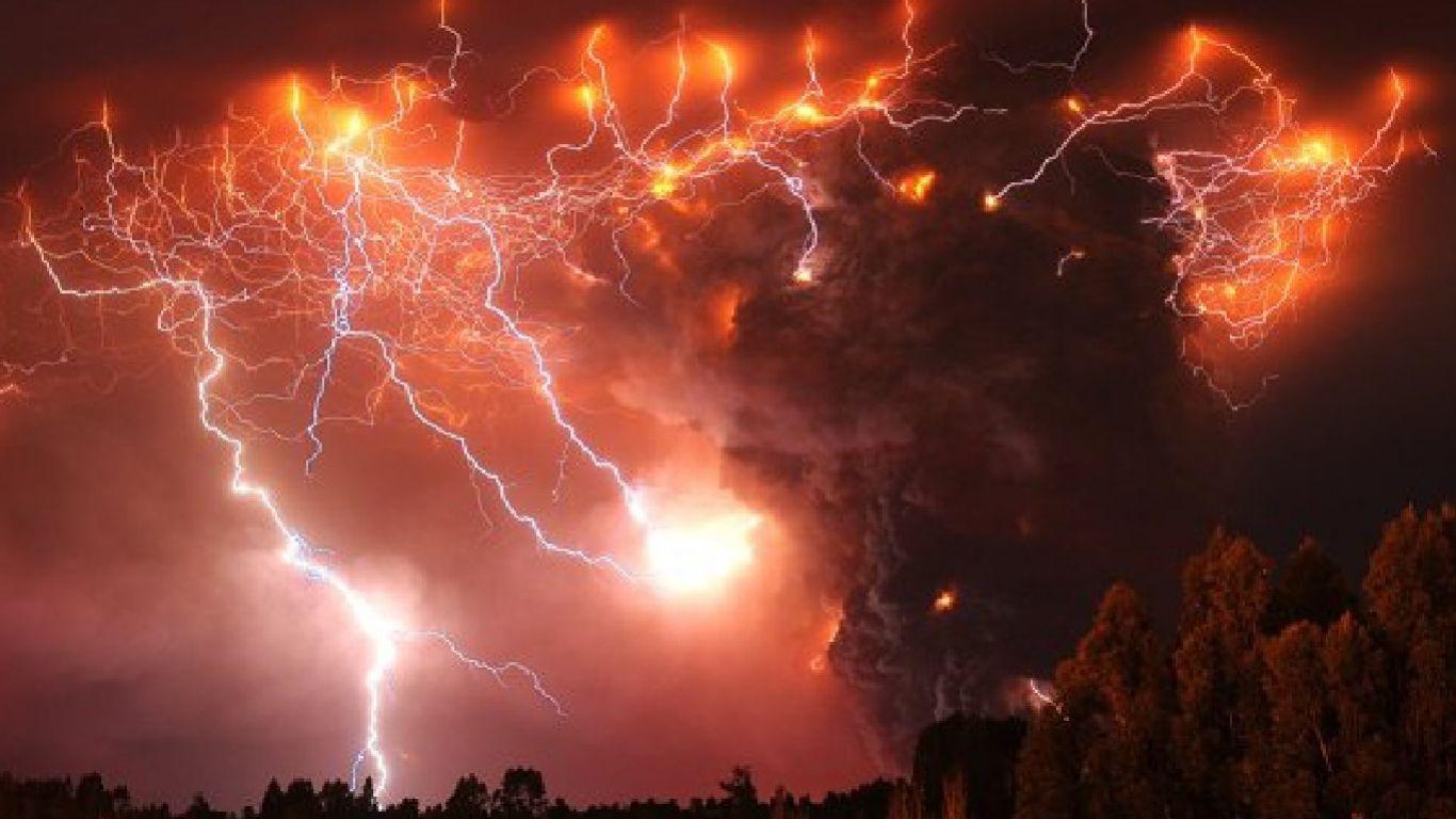 1366x768 Volcano Lightning