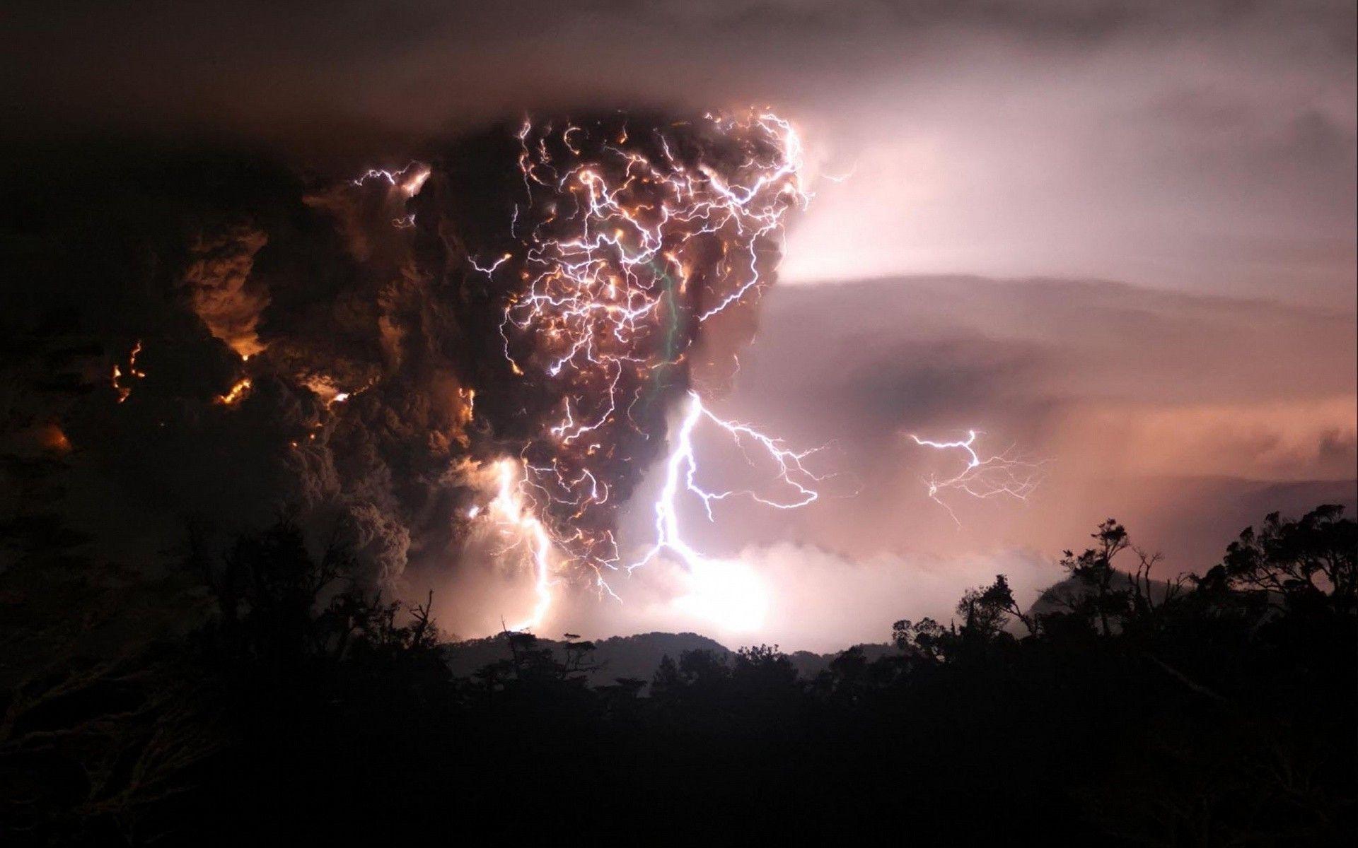 1920x1200 The eruption of a volcano