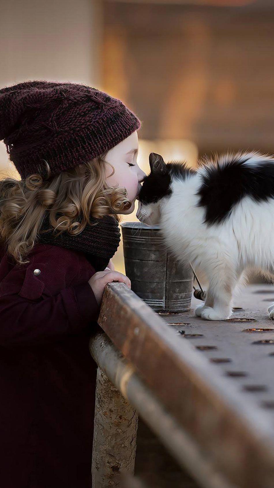 950x1689 Adorable Girl Child Kissing Cat 4K Ultra HD Mobile Wallpaper