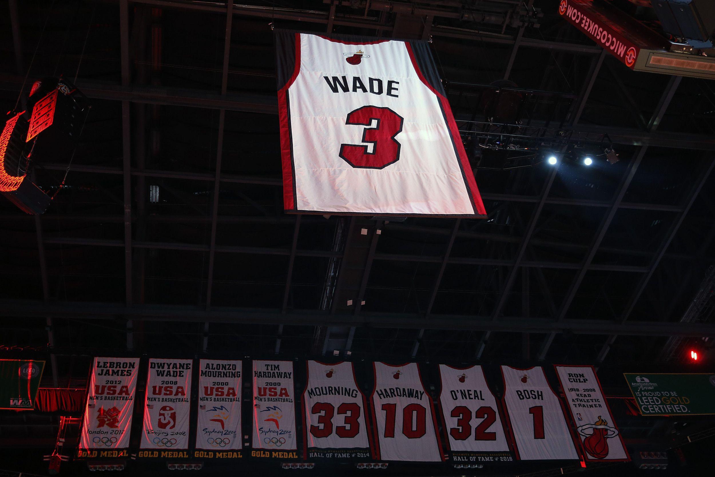 2500x1667 Dwyane Wade Mentions Kobe Bryant in Emotional Jersey Retirement Speech