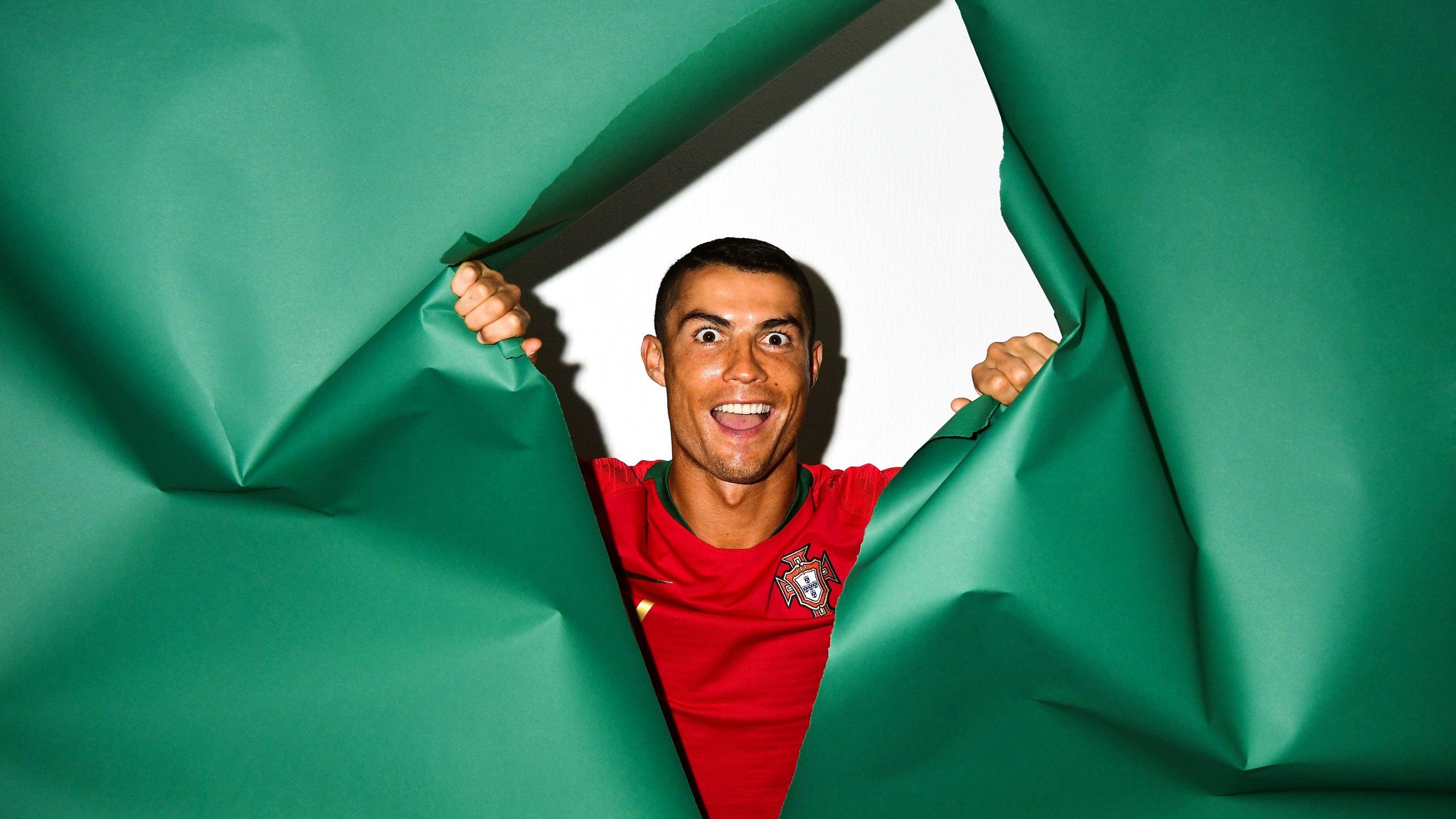 2560x1440 Wallpaper Cristiano Ronaldo, player, colored paper for mobile and desktop, section мужчины, resolution 2560x1440