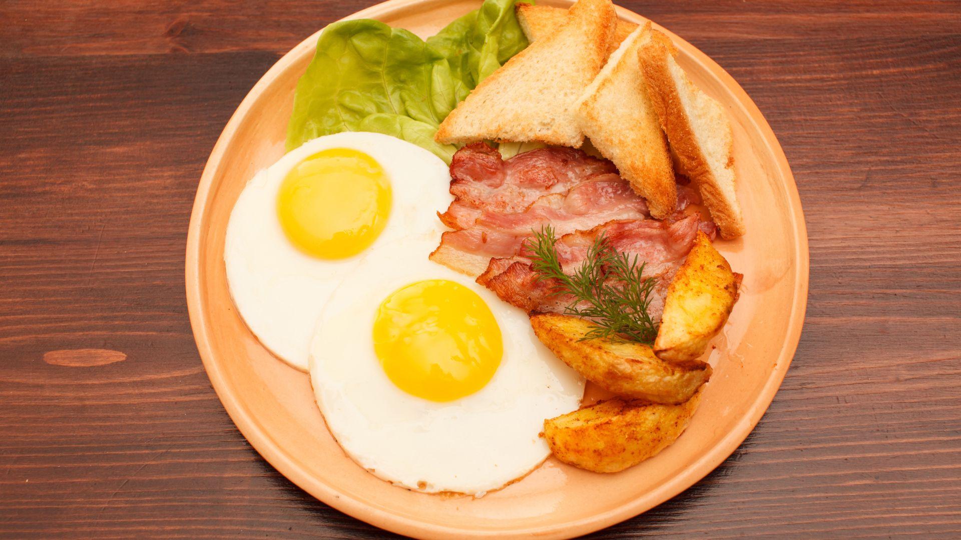 1920x1080 Fried eggs with bacon, french fries and croutons on the table