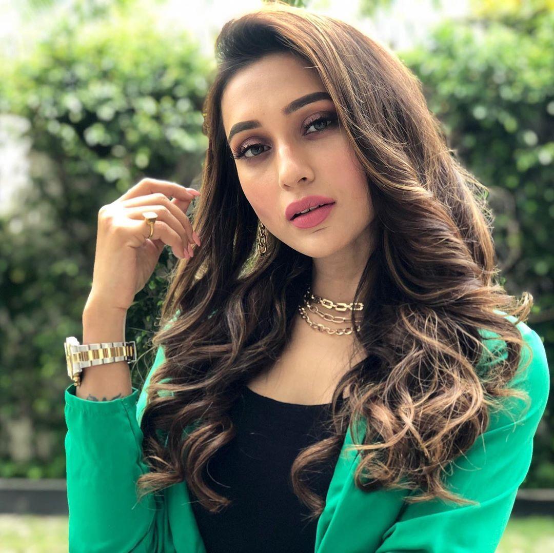 1080x1078 Mimi Chakraborty Wallpaper