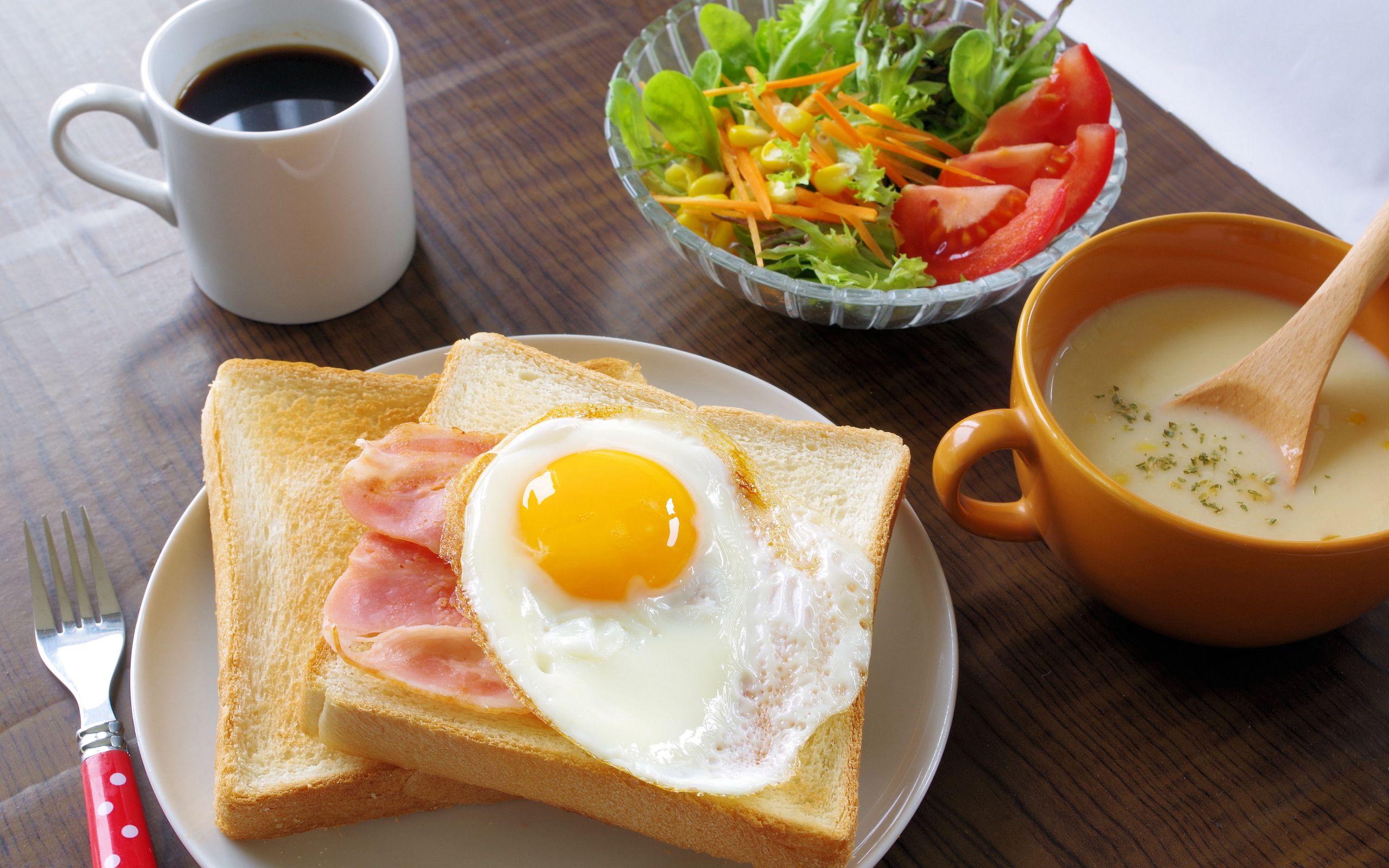 2560x1600 Toast with fried eggs and bacon on the table with salad, coffee