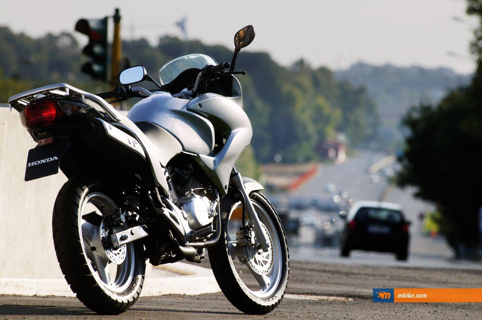 1600x1065 Honda XL 125 V (Varadero) Wallpaper