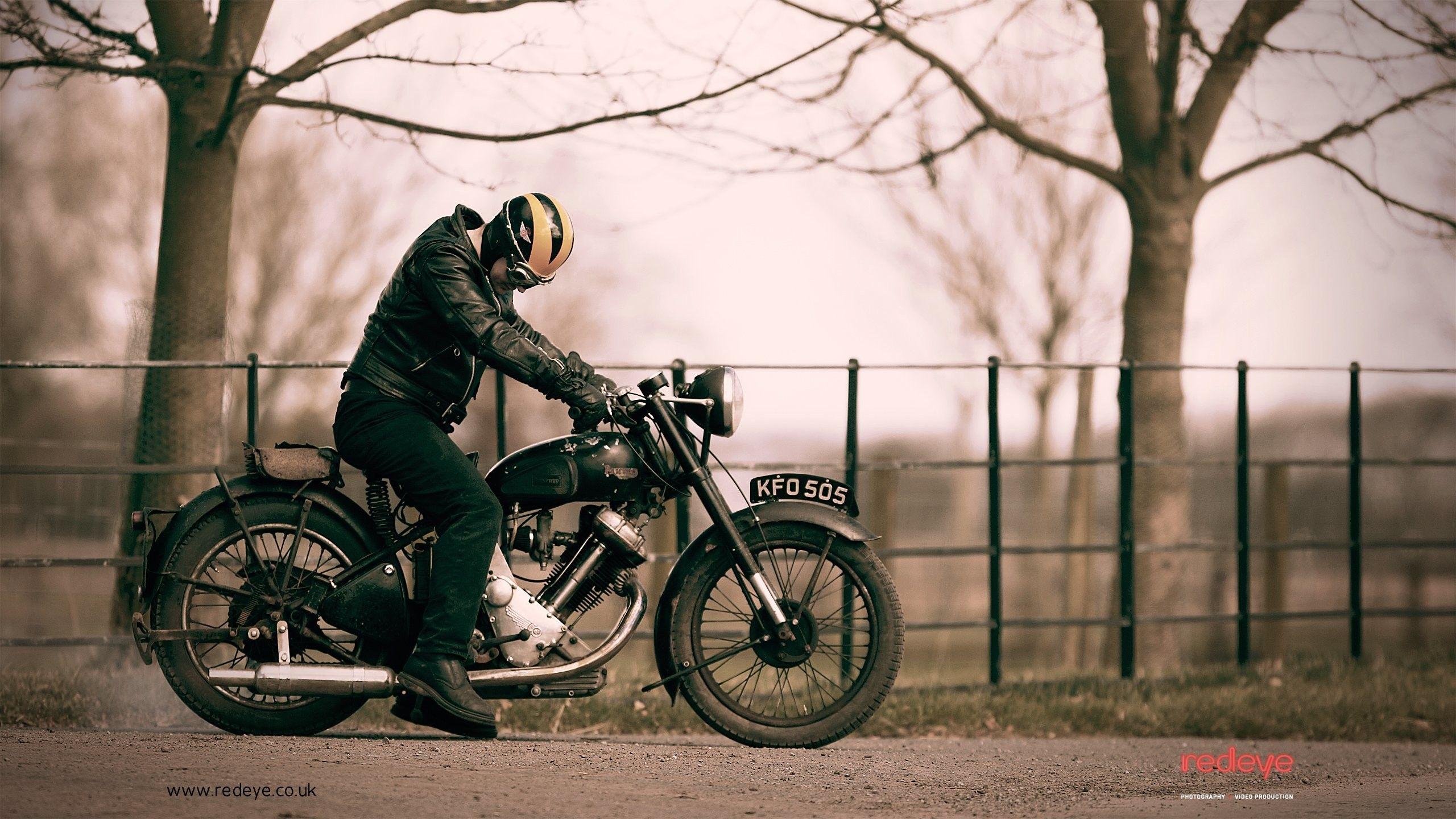 2560x1440 Vintage Bike Wallpaper