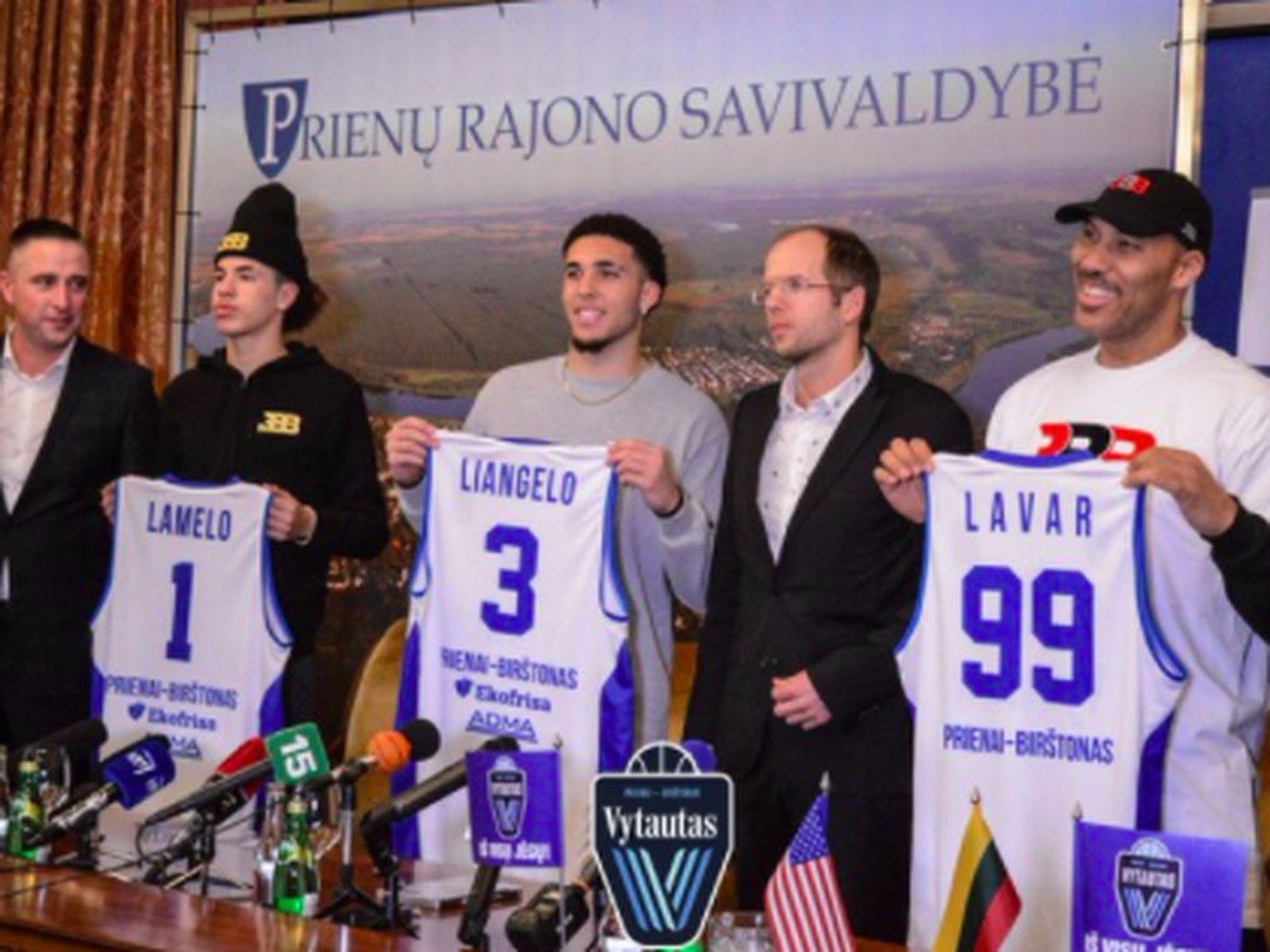 1400x1050 LaMelo and Liangelo Ball's press conference photo is hilarious