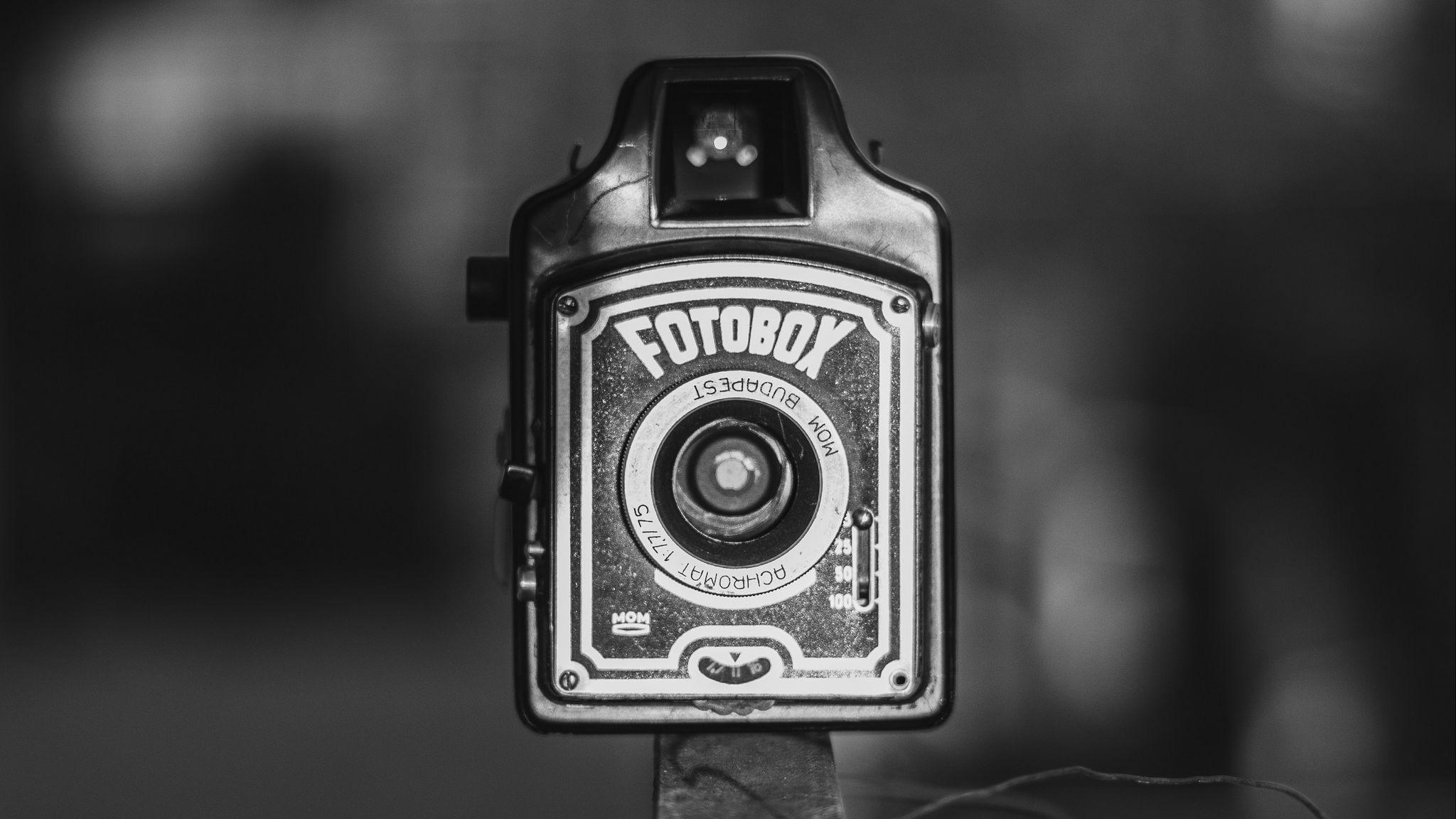 2048x1152 Download wallpaper 2048x1152 camera, bw, retro, vintage ultrawide