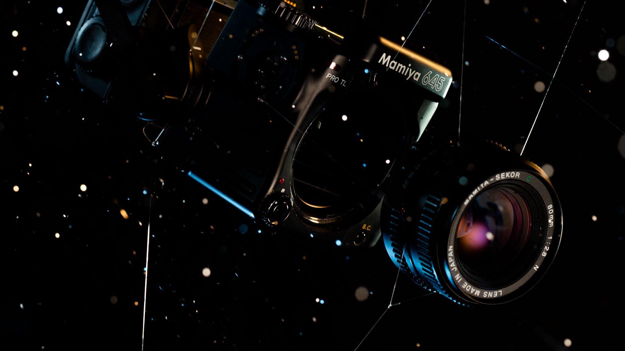 2048x1152 Download wallpaper 2048x1152 camera, lens, dark, glare, light