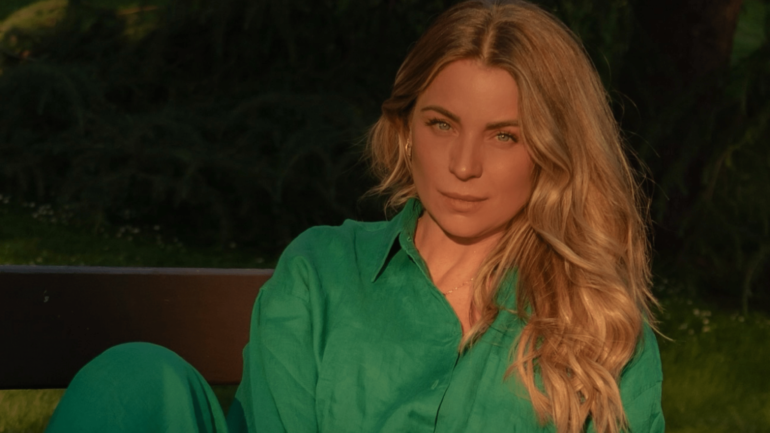 2560x1440 Ludwika Paleta deslumbra con atrevido look en premier de su nueva película; ¡Así luce la actriz de 47 años!