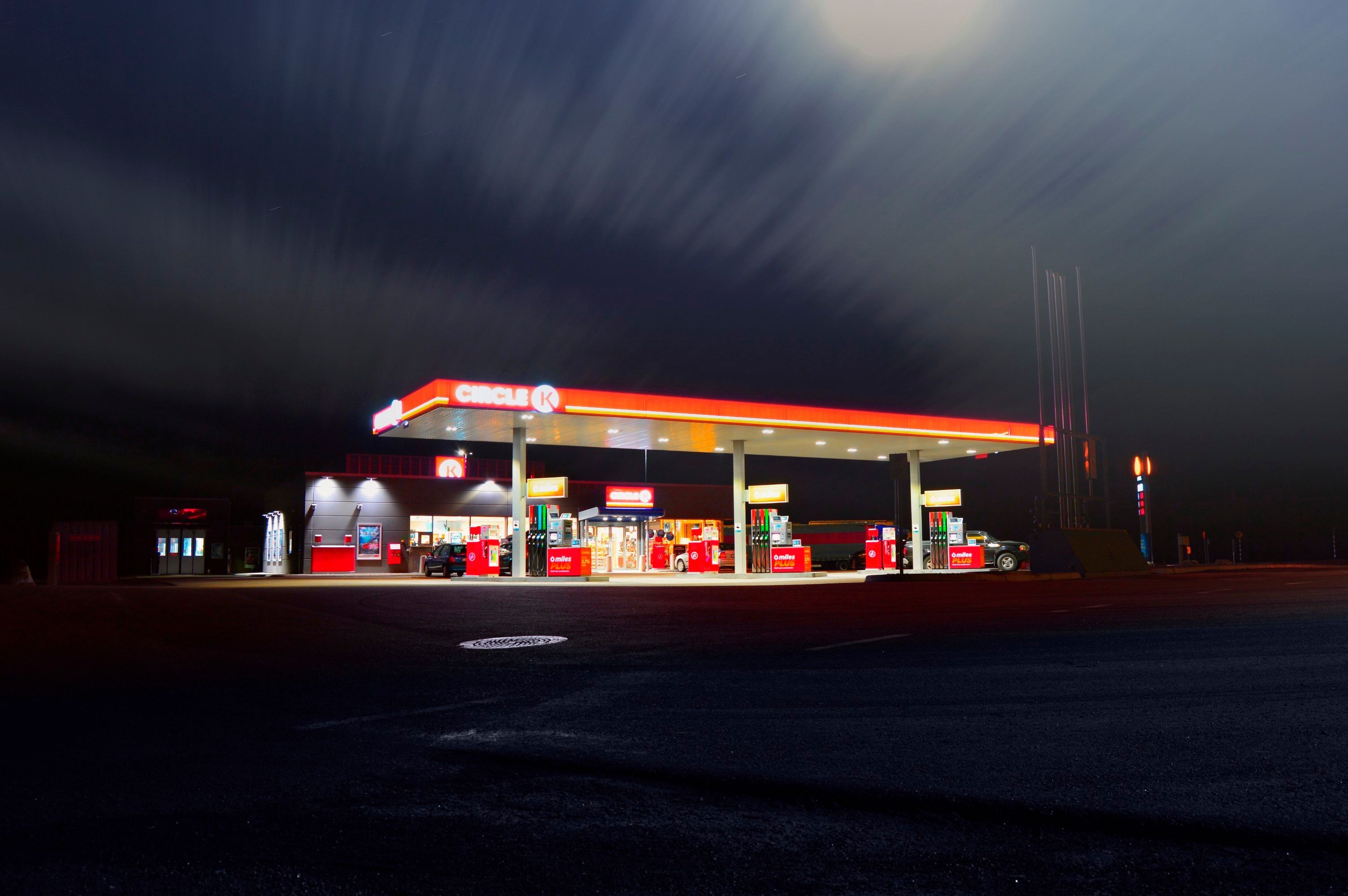 3008x2000 Gasoline Station · Free