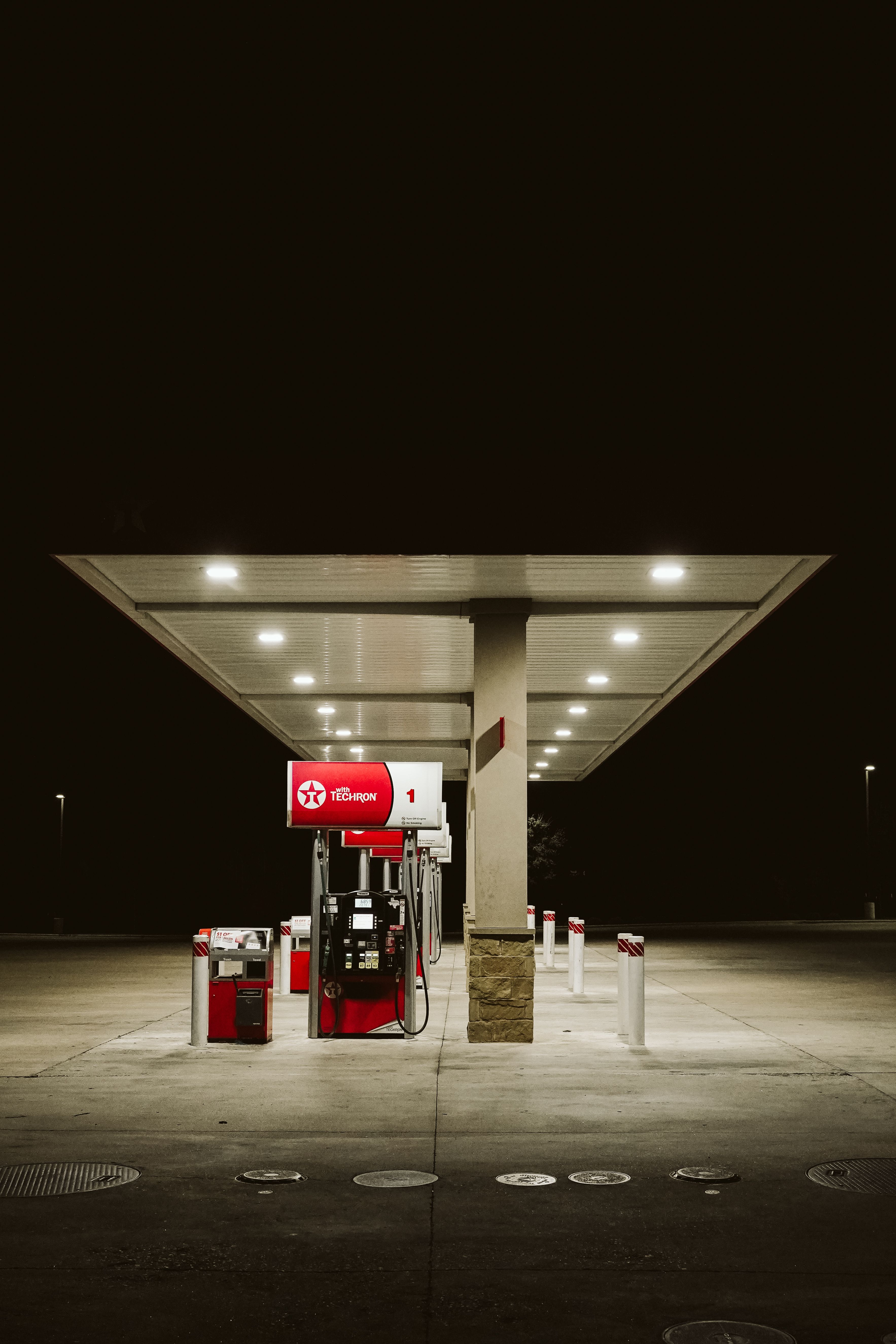 3533x5299 Gas Station at Night · Free