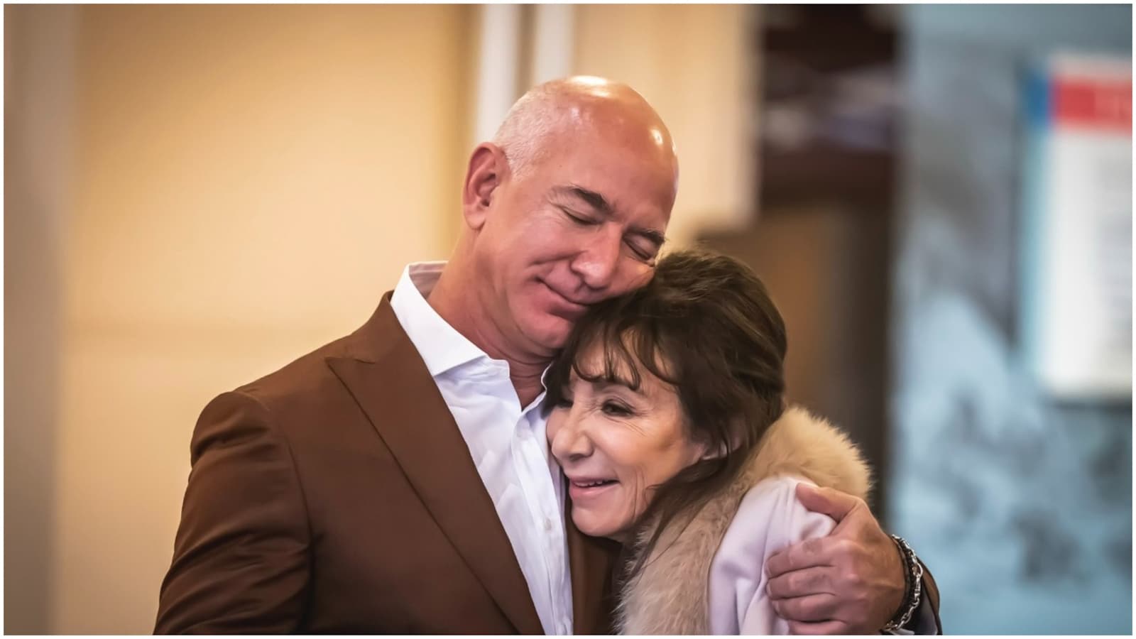 1600x900 Jeff Bezos thanks mom 'for all the sacrifices you made'. Shares photo-