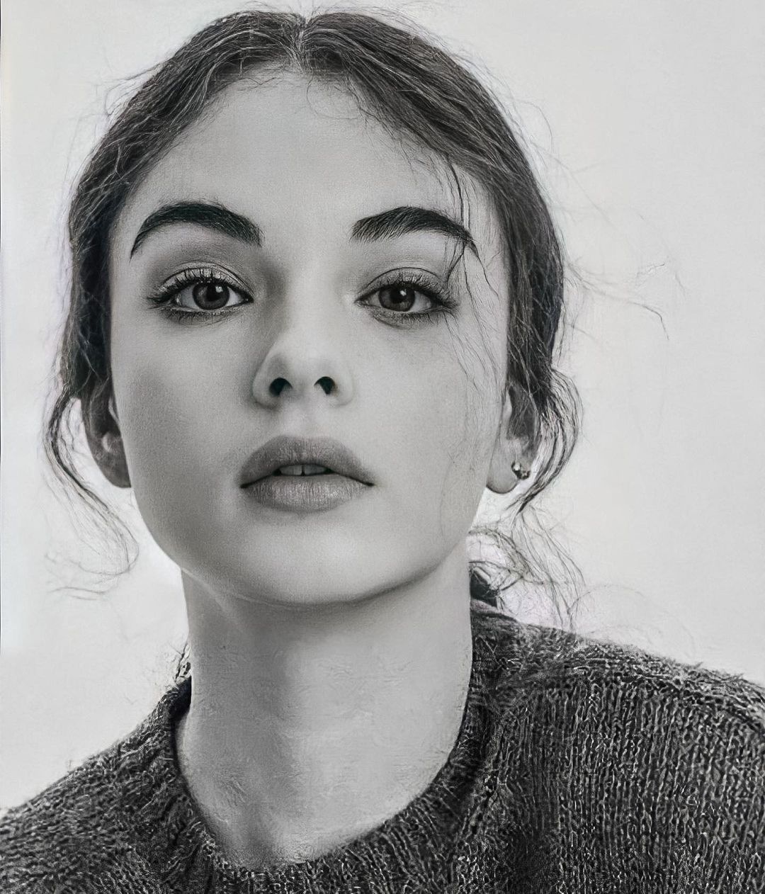 1080x1262 Deva Cassel Wallpaper