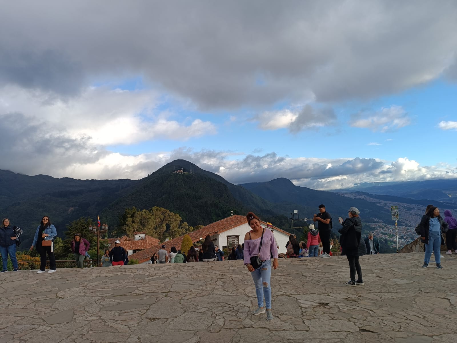 1600x1200 Cerro de Monserrate and friends
