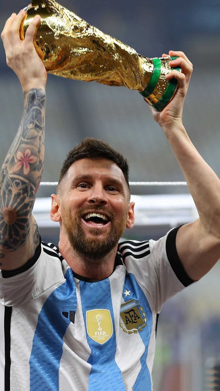 736x1308 Messi World Cup Trophy Wallpaper