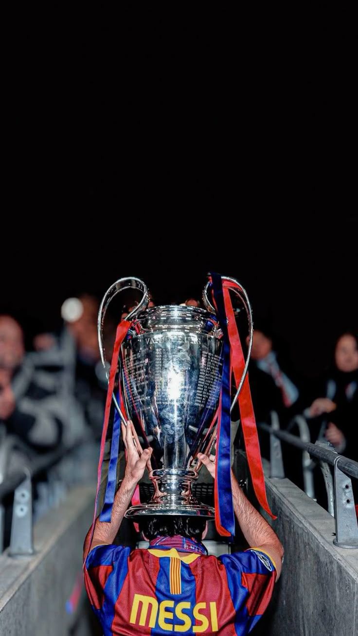 736x1308 UCL messi