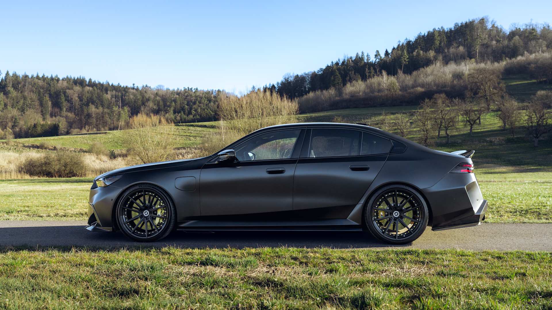 1920x1080 BMW M5 G90 coilover suspension & lowering. KW V4 coilovers