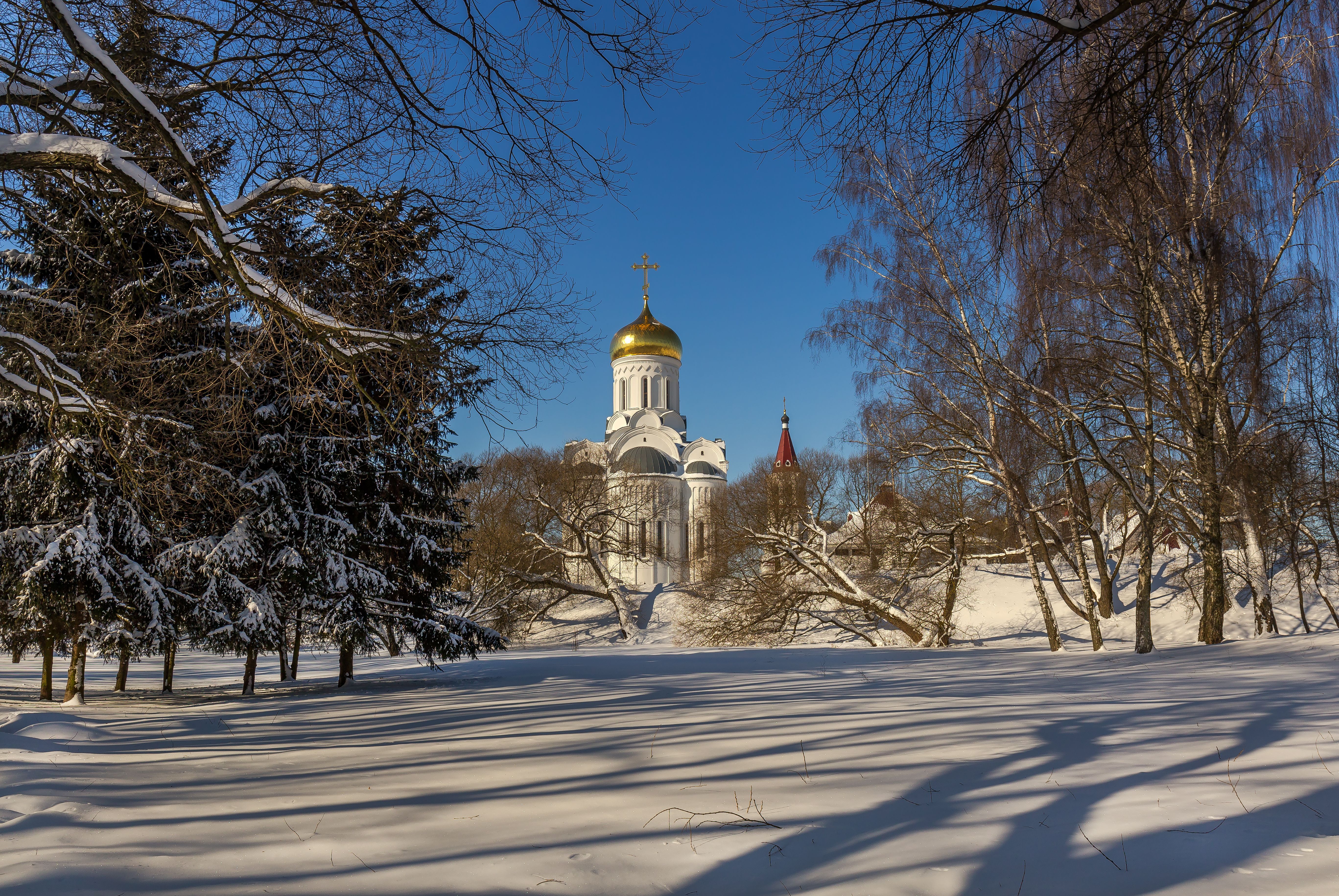 5470x3662 Orthodox Church in Winter · Free