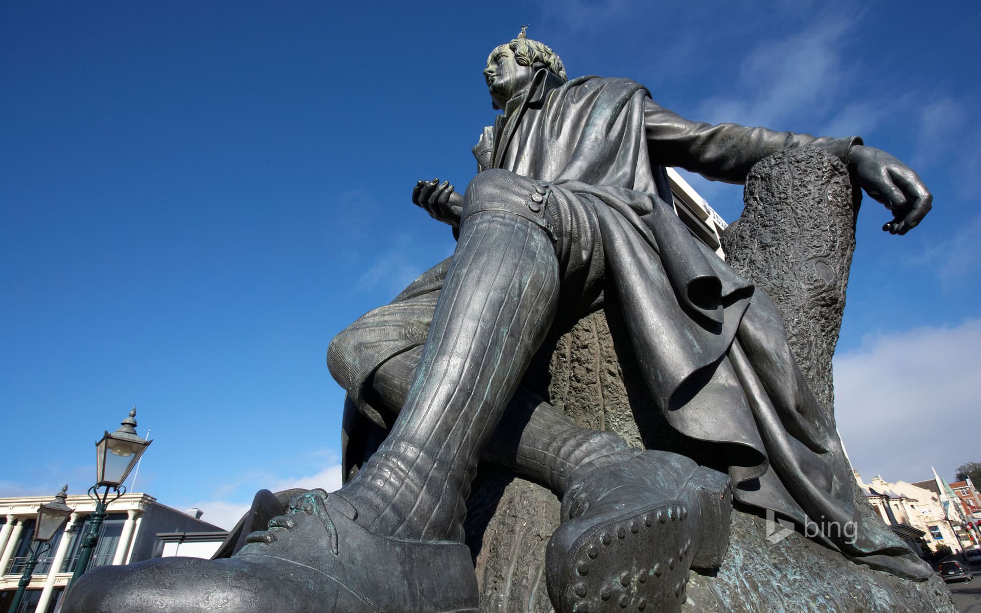 1920x1200 Tagged statue