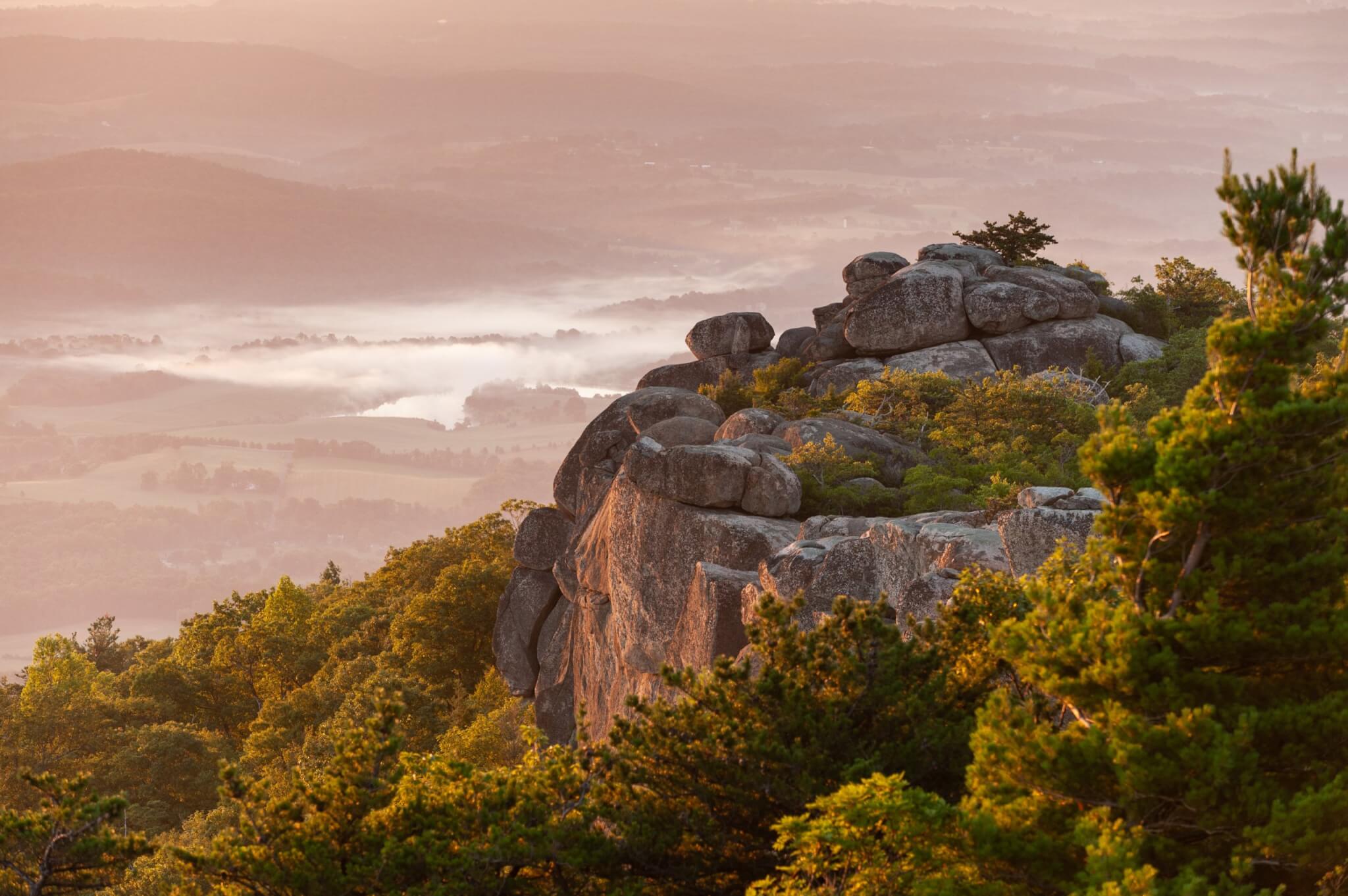 2048x1362 Shenandoah National Park. Northern Gateway to the Blue Ridge Parkway (MP 0)