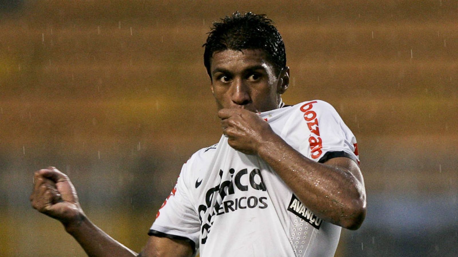 1600x900 Paulinho waits on Inter offer