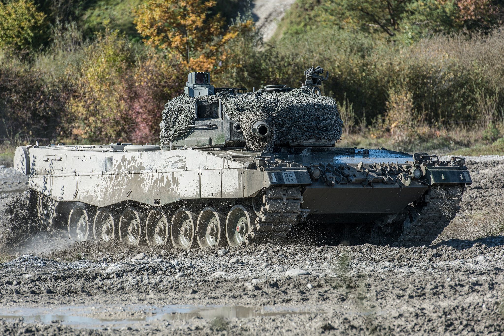 2048x1366 Wallpaper field, dirt, maneuver, the barrel, tank, combat, Leopard 2 for mobile and desktop, section оружие, resolution 2048x1366