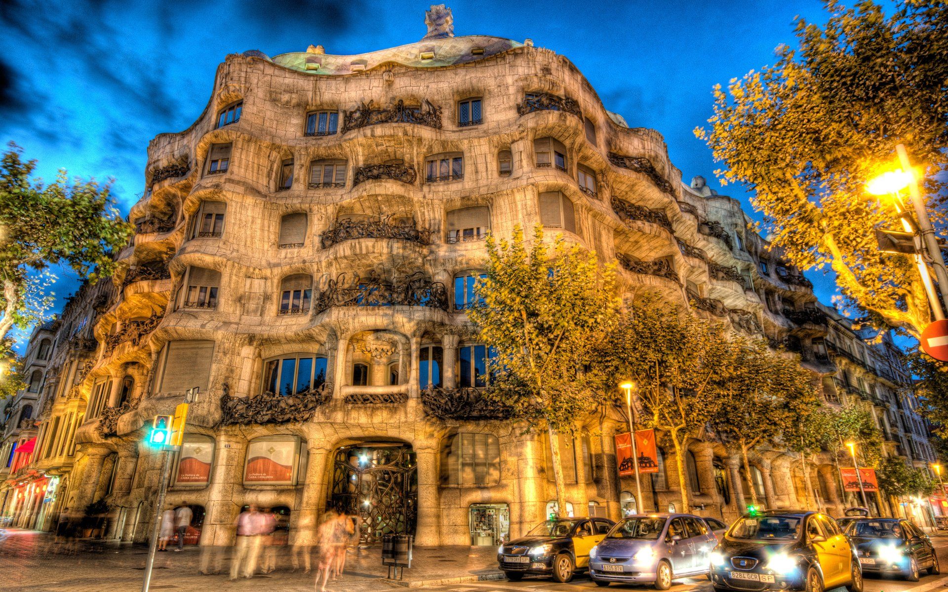 1920x1200 Barcelona Cityscape in HDR: Stunning 4K Urban Architecture and Street Lifex2400