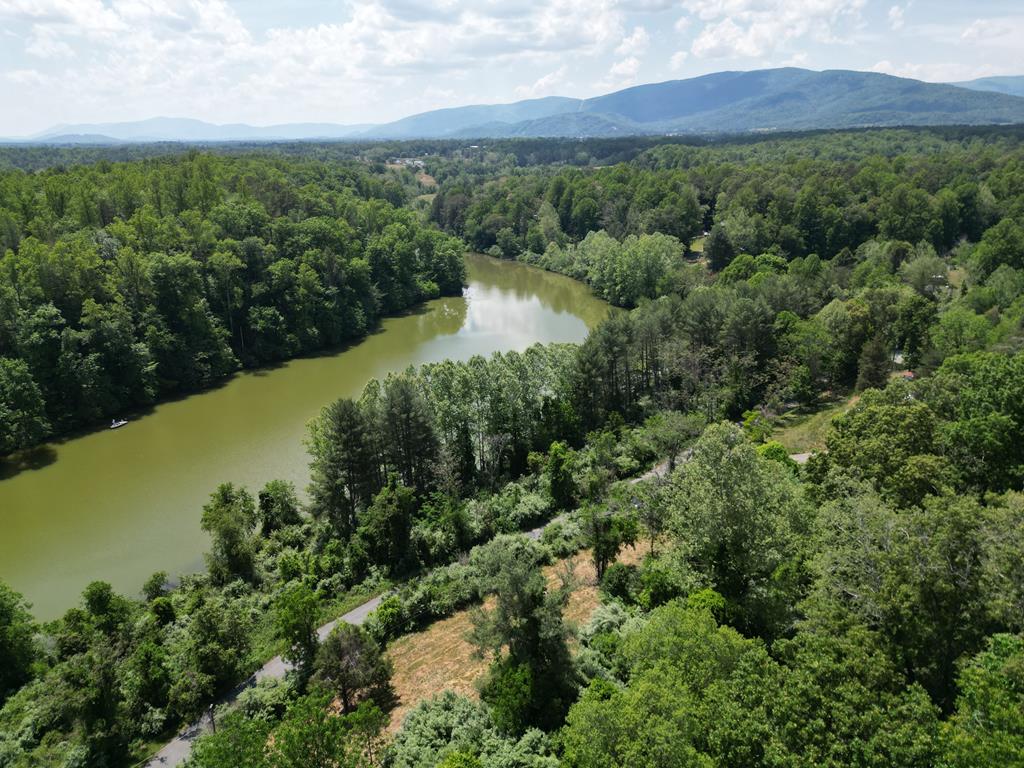 1024x768 Minutes from Charlottesville: Lakeside Living in Albemarle