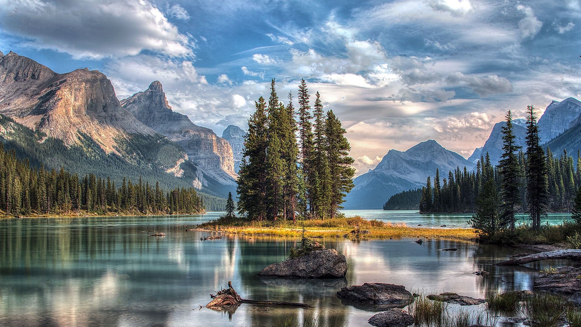 1920x1080 Scenic summer view of Spirit Island in Maligne Lake in Jasper National Park, Alberta, Canada. Windows Spotlight Image