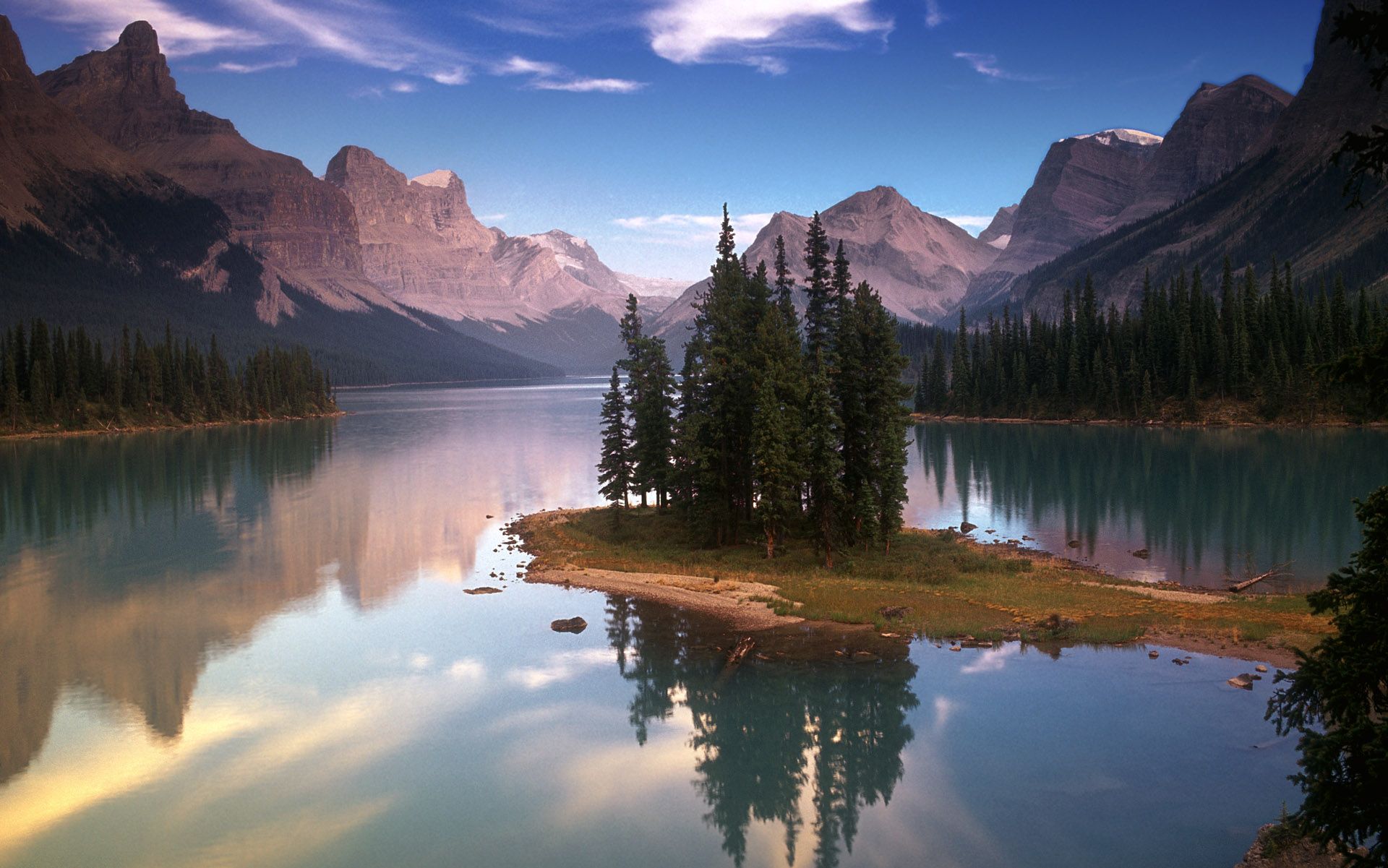 1920x1201 Spirit Island On Maligne Lake, Jasper National Park Spirit Island Sur Le Lac Maligne, Parc National Jasper, Alberta