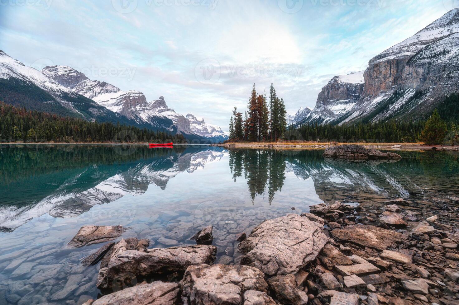 1473x980 Scenic Spirit Island on Maligne Lake in Jasper national park