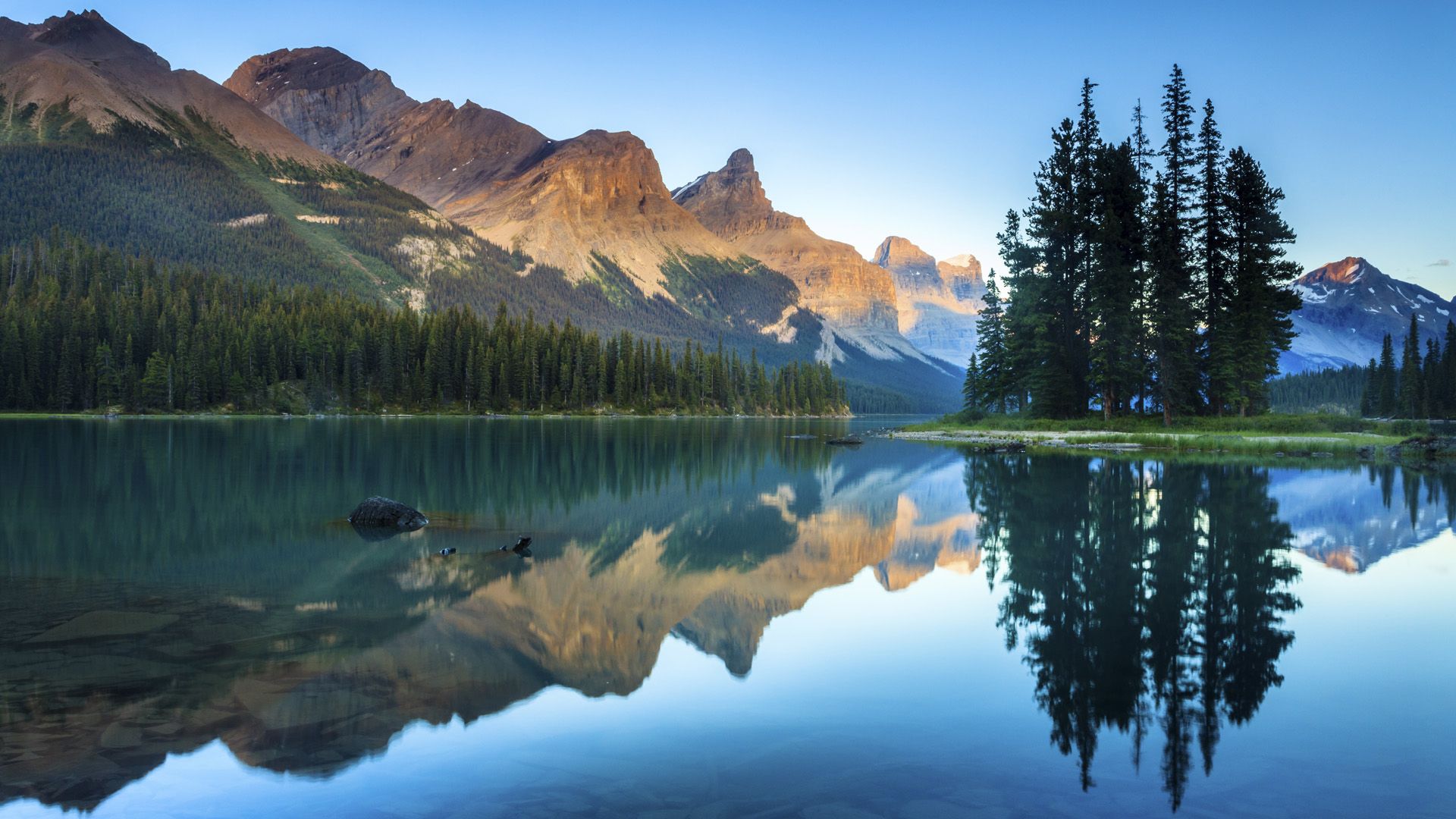 1920x1080 Spirit Island and Maligne Lake at summer dusk, Jasper National Park, Alberta, Canada. Windows Spotlight Image