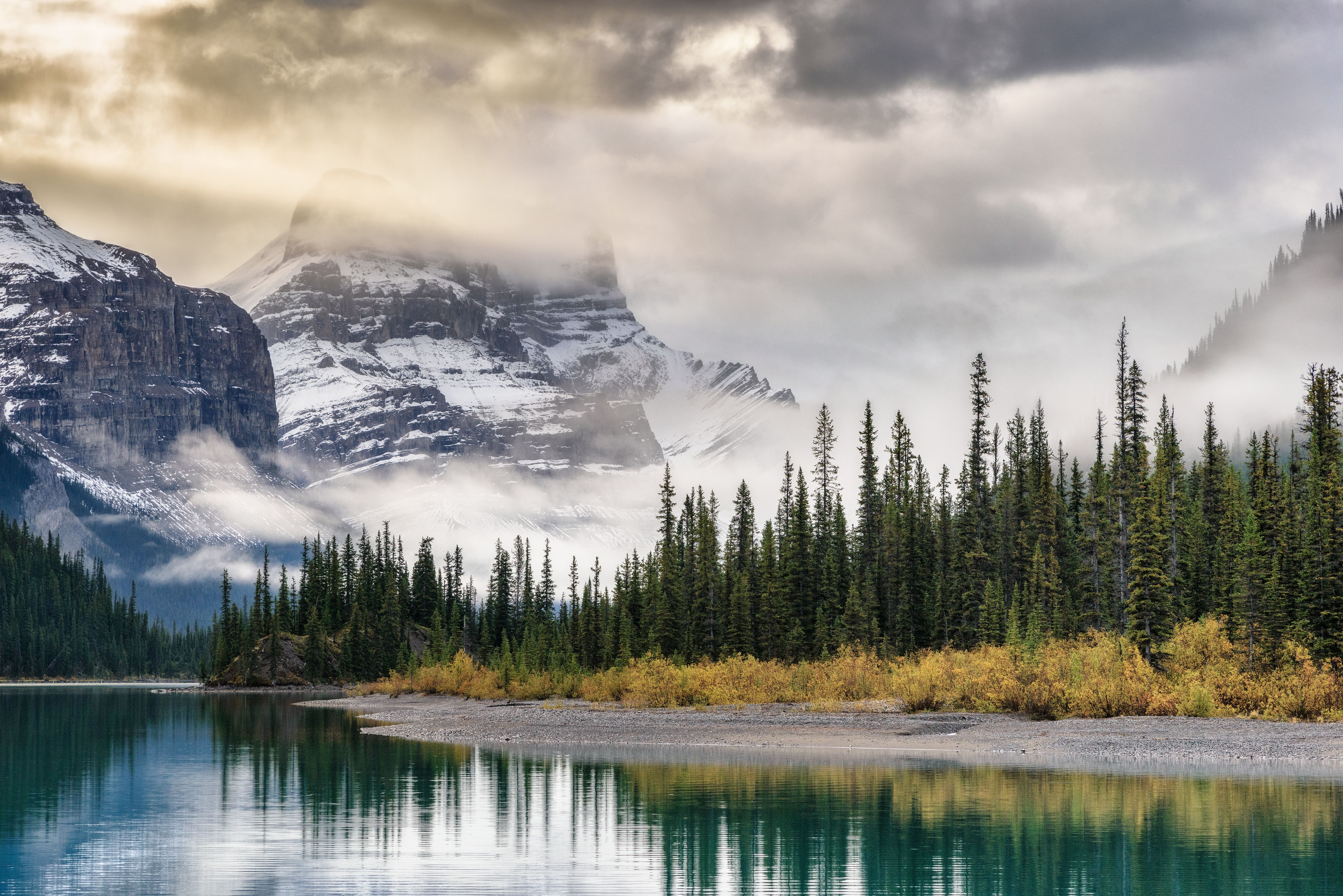 7360x4912 Scenic Spirit Island in Maligne Lake at Sunset · Free