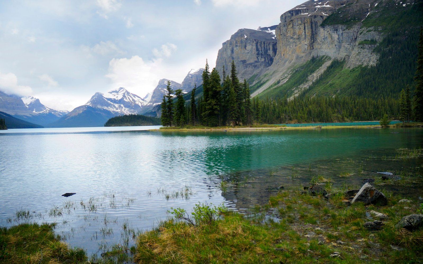 1600x1000 Maligne Lake And Spirit Island Near Jasper In Alberta Canada :