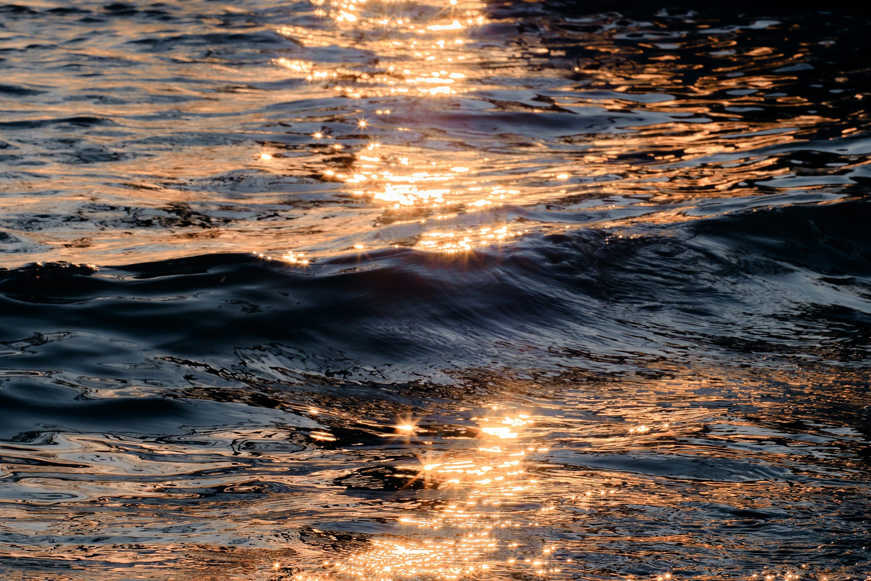 3000x2000 The sun shines brightly on the surface of the water photo
