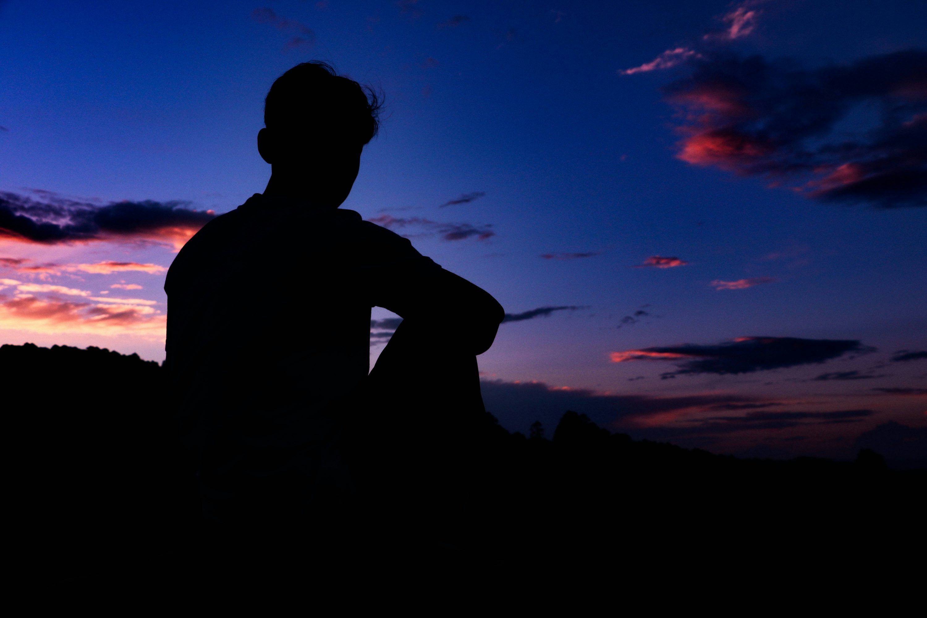 3000x2000 Silhouette of man under blue sky during sunset photo