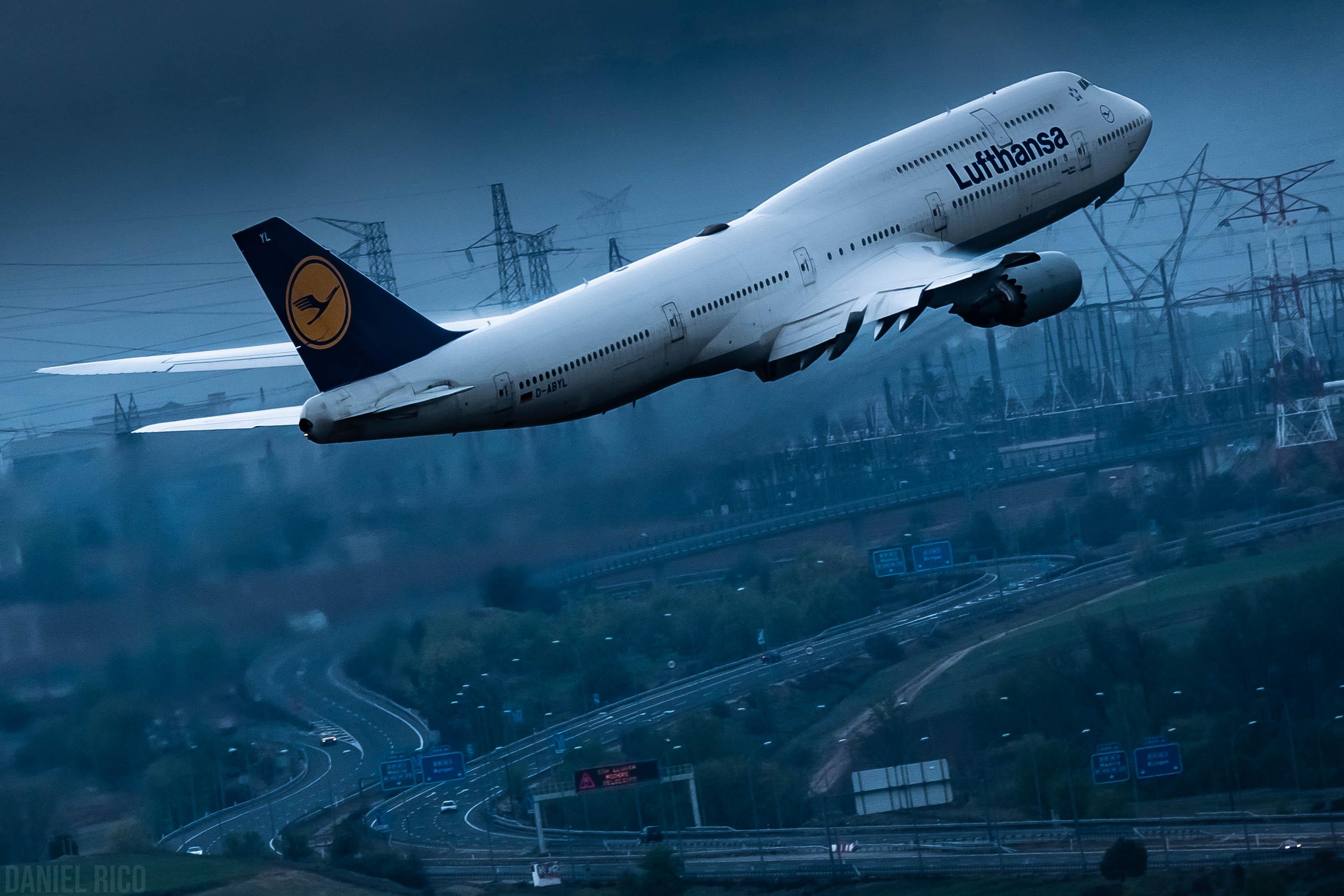 3219x2146 A Lufthansa Boeing 747 8 Stopped At Madrid From Buenos Aires To Frankfurt. [OC]