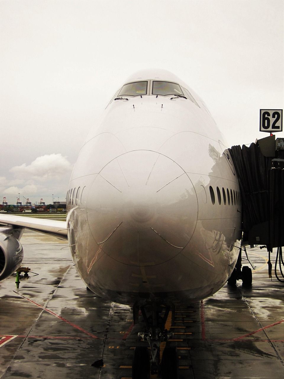 960x1280 Jumbo Jet Docked Lufthansa 747 830