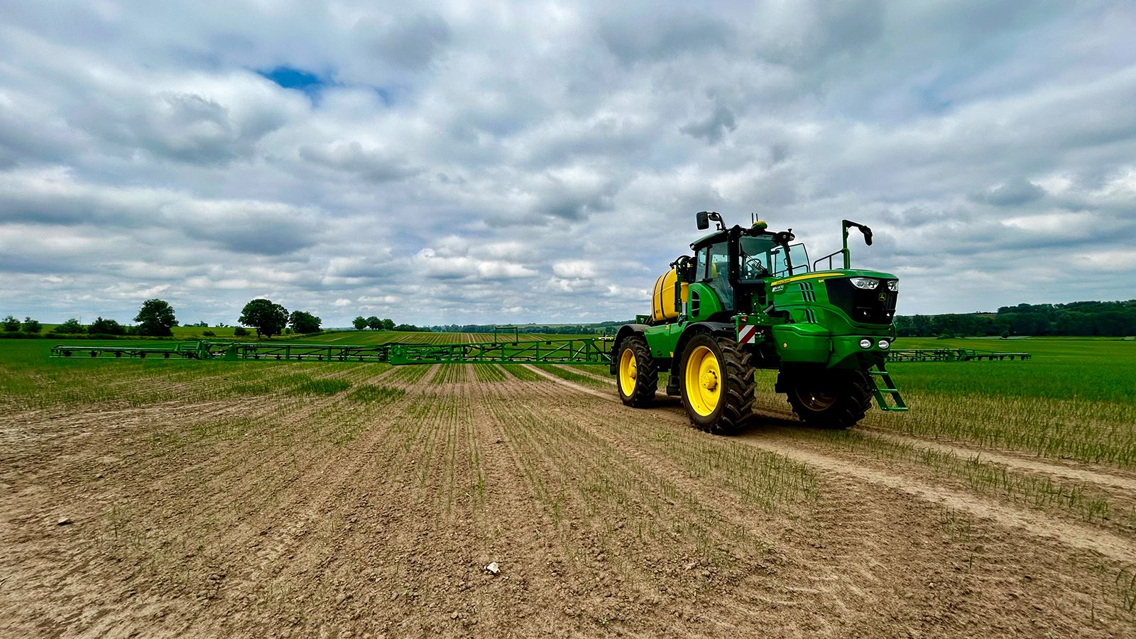 1600x900 Targeted weed control with John Deere
