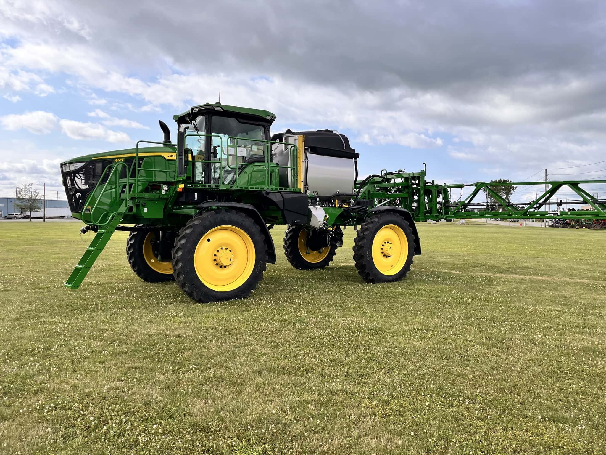 2048x1536 John Deere 412R Sprayer