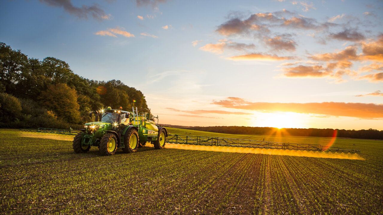 1280x720 New trailed sprayer from John Deere