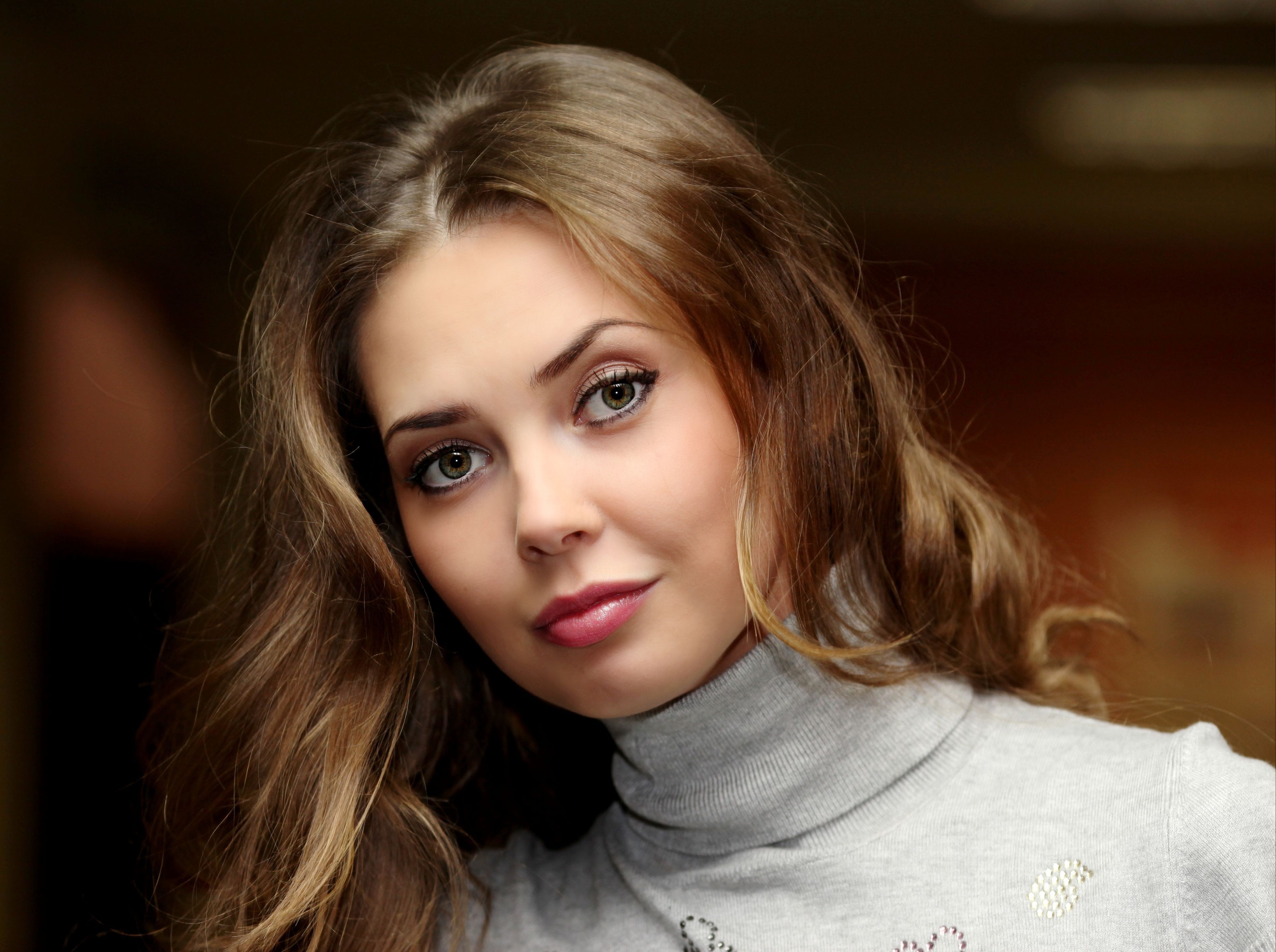 4000x2985 Elegant Woman's Face in Stunning 4K Ultra HD Wallpaperx2985